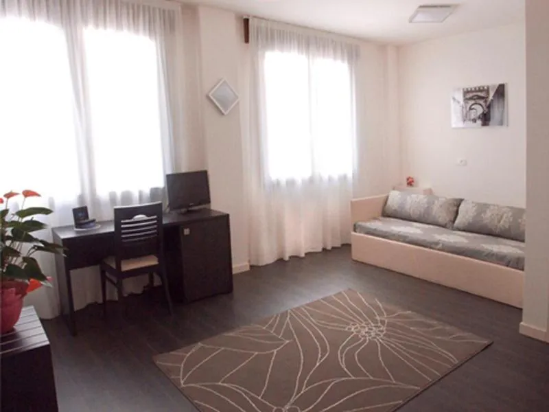 Living room, Bed in Hotel Giulio Cesare