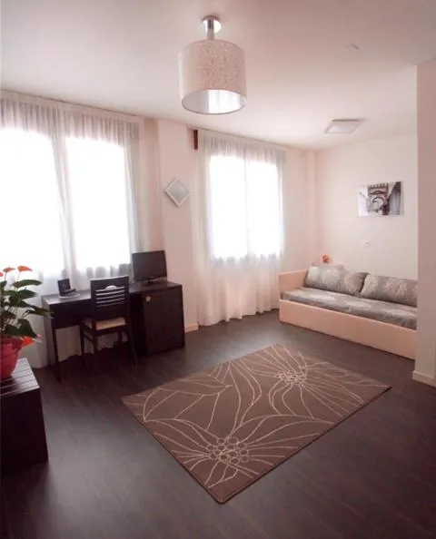 Living room, Bed in Hotel Giulio Cesare