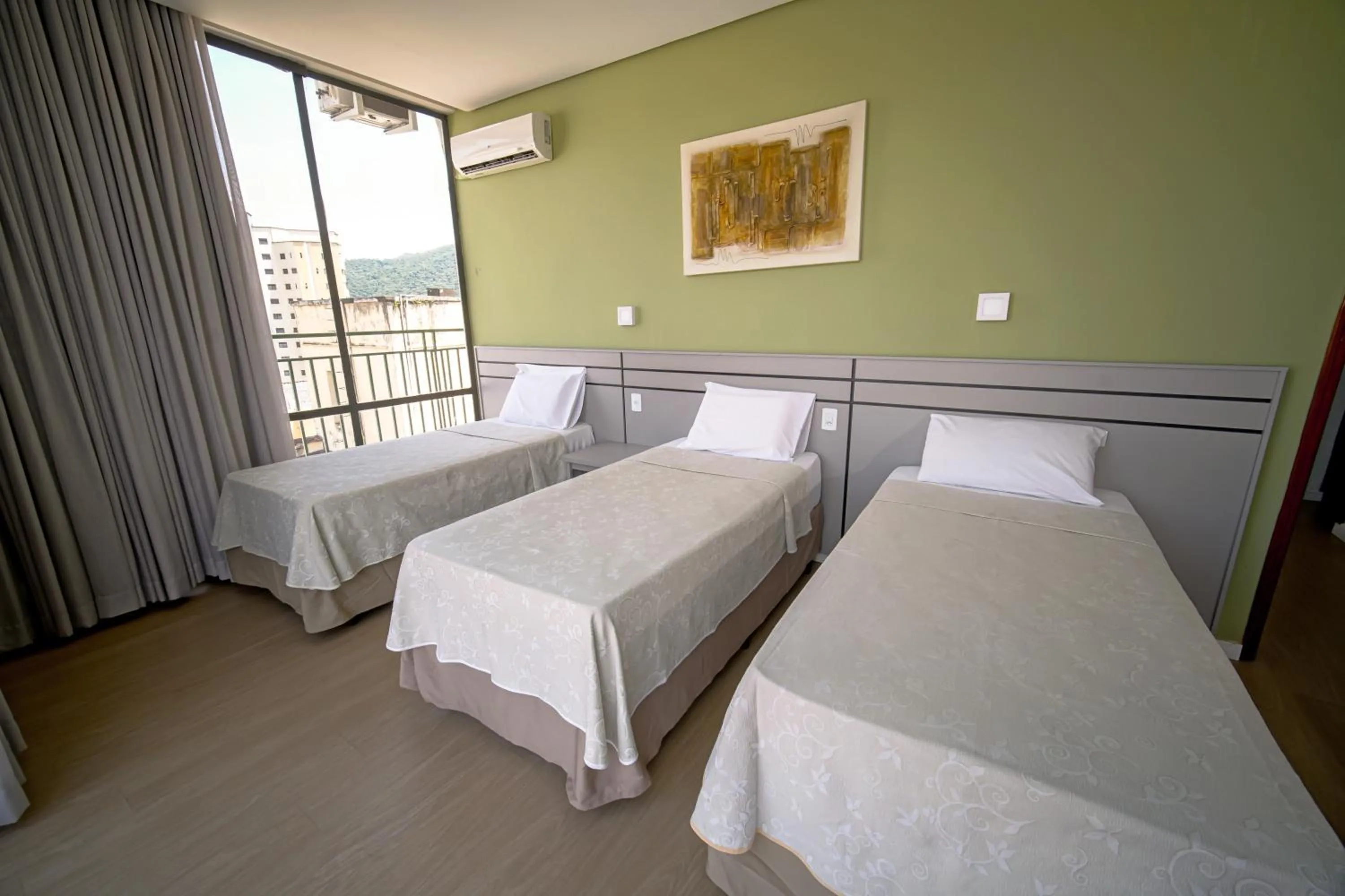 Balcony/Terrace, Bed in Hotel Nacional Inn Poços de Caldas - Lazer completo e Gastronomia no Centro