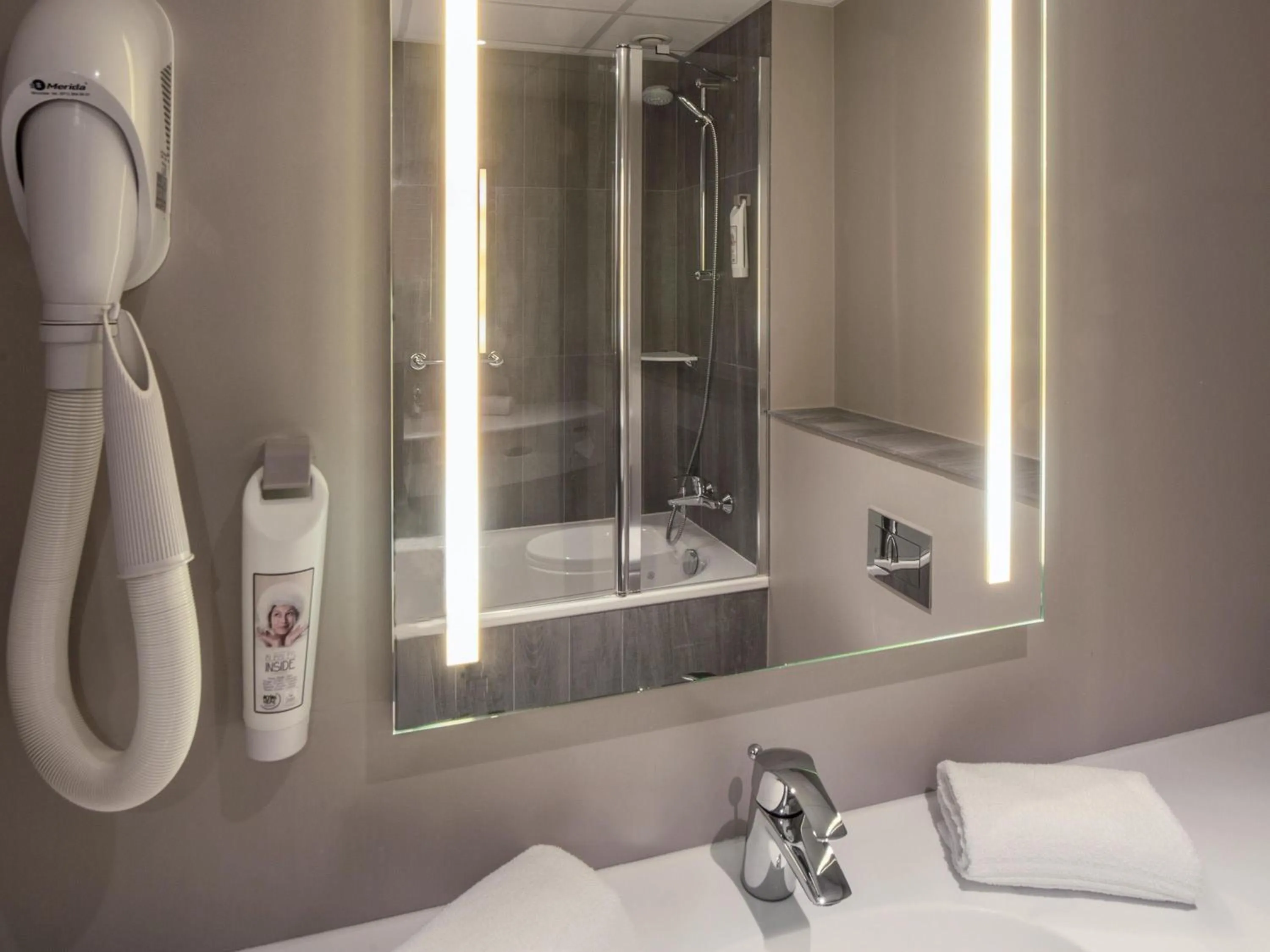 Bedroom in Ibis Poznan Centrum