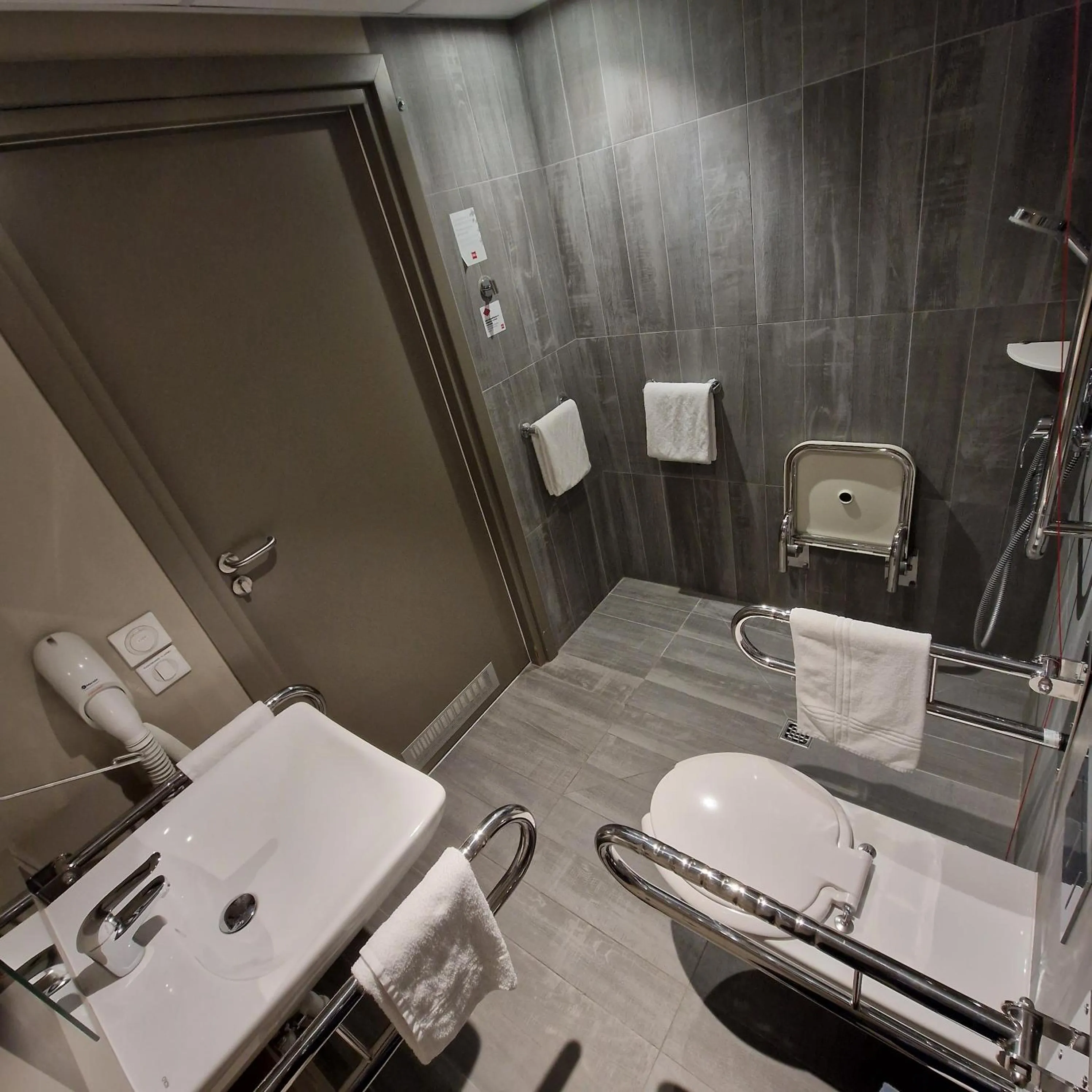 Shower in Ibis Poznan Centrum