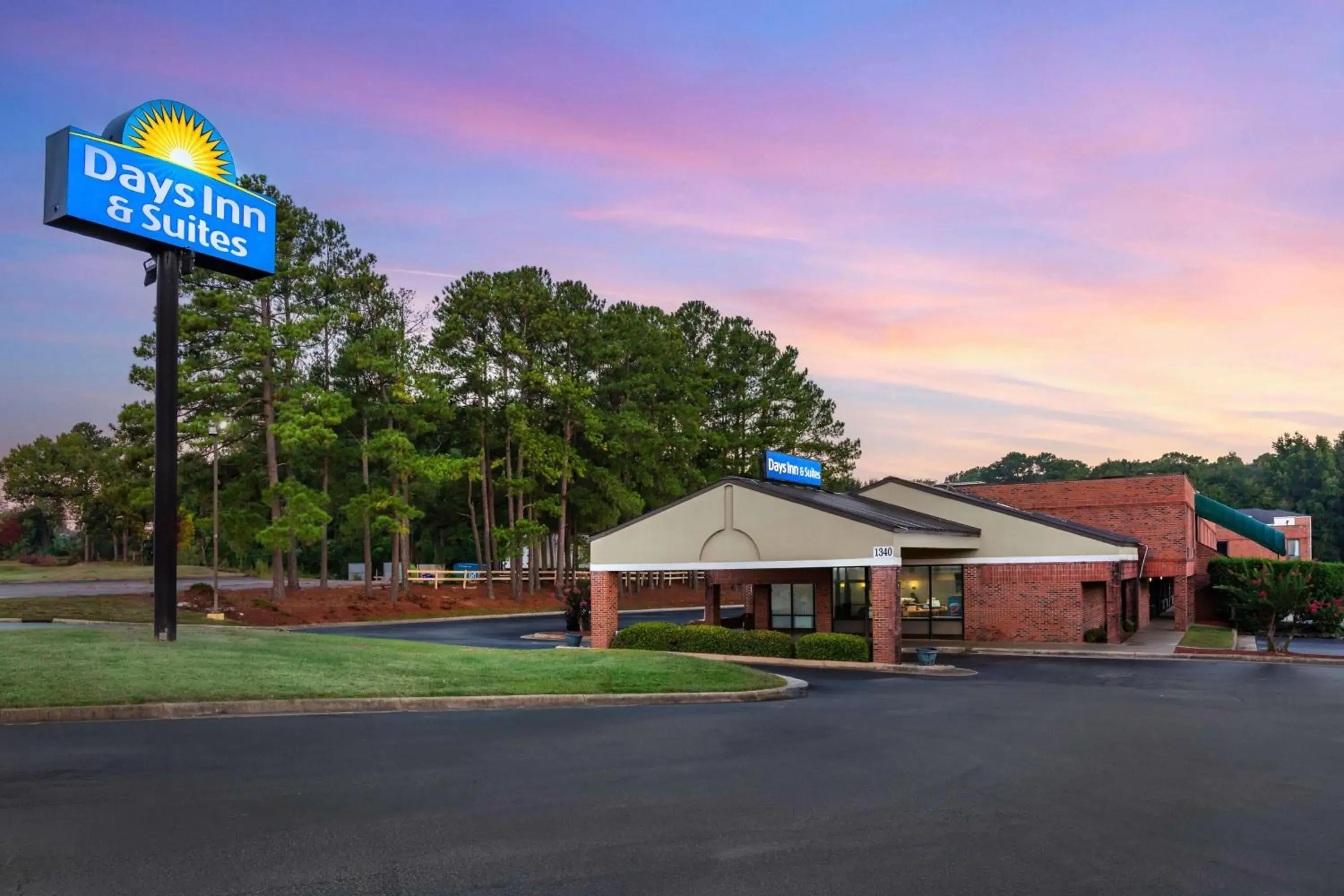 Property building in Days Inn & Suites by Wyndham Rocky Mount Golden East Property building in Days Inn & Suites by Wyndham Rocky Mount Golden East