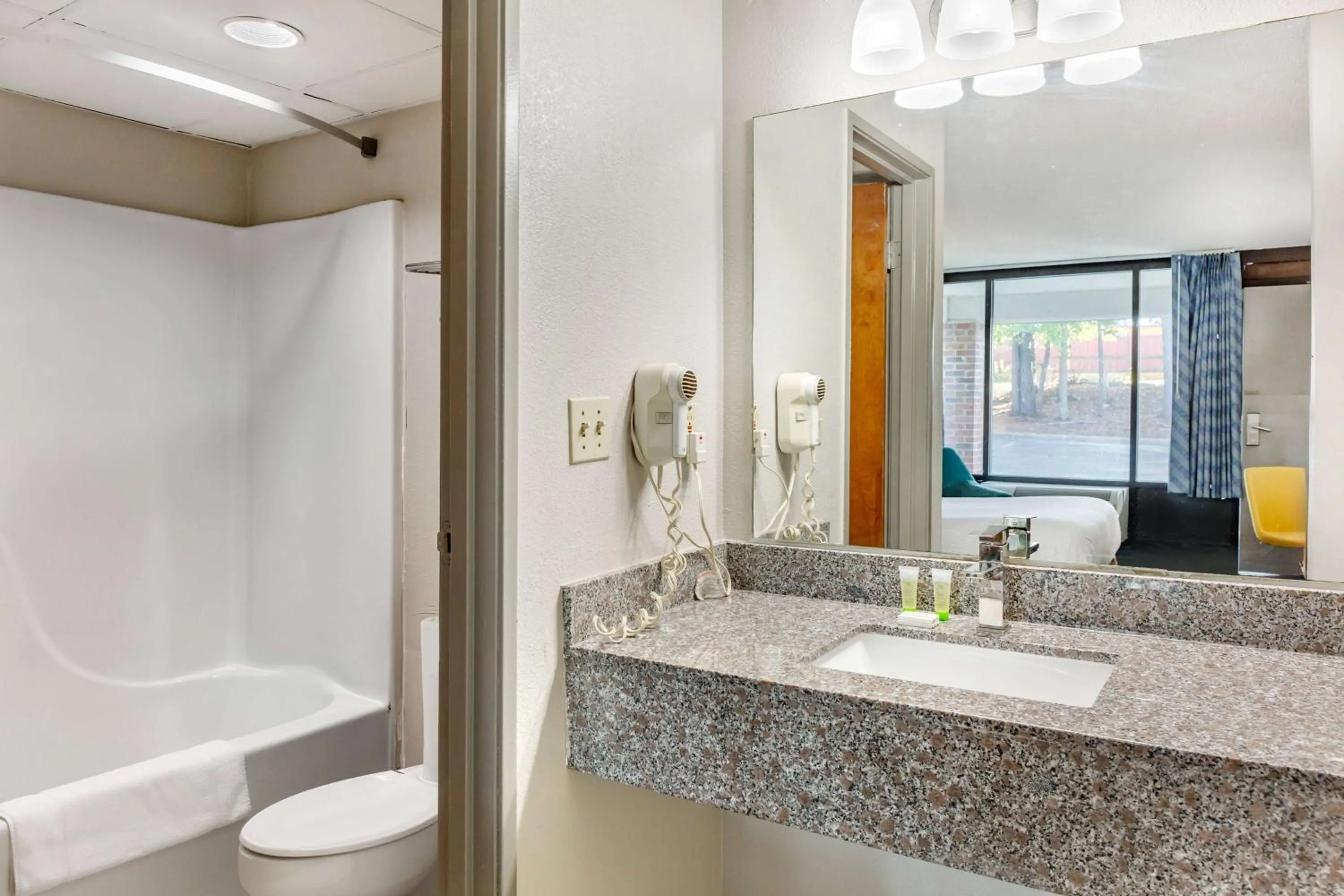 TV and multimedia in Days Inn & Suites by Wyndham Rocky Mount Golden East