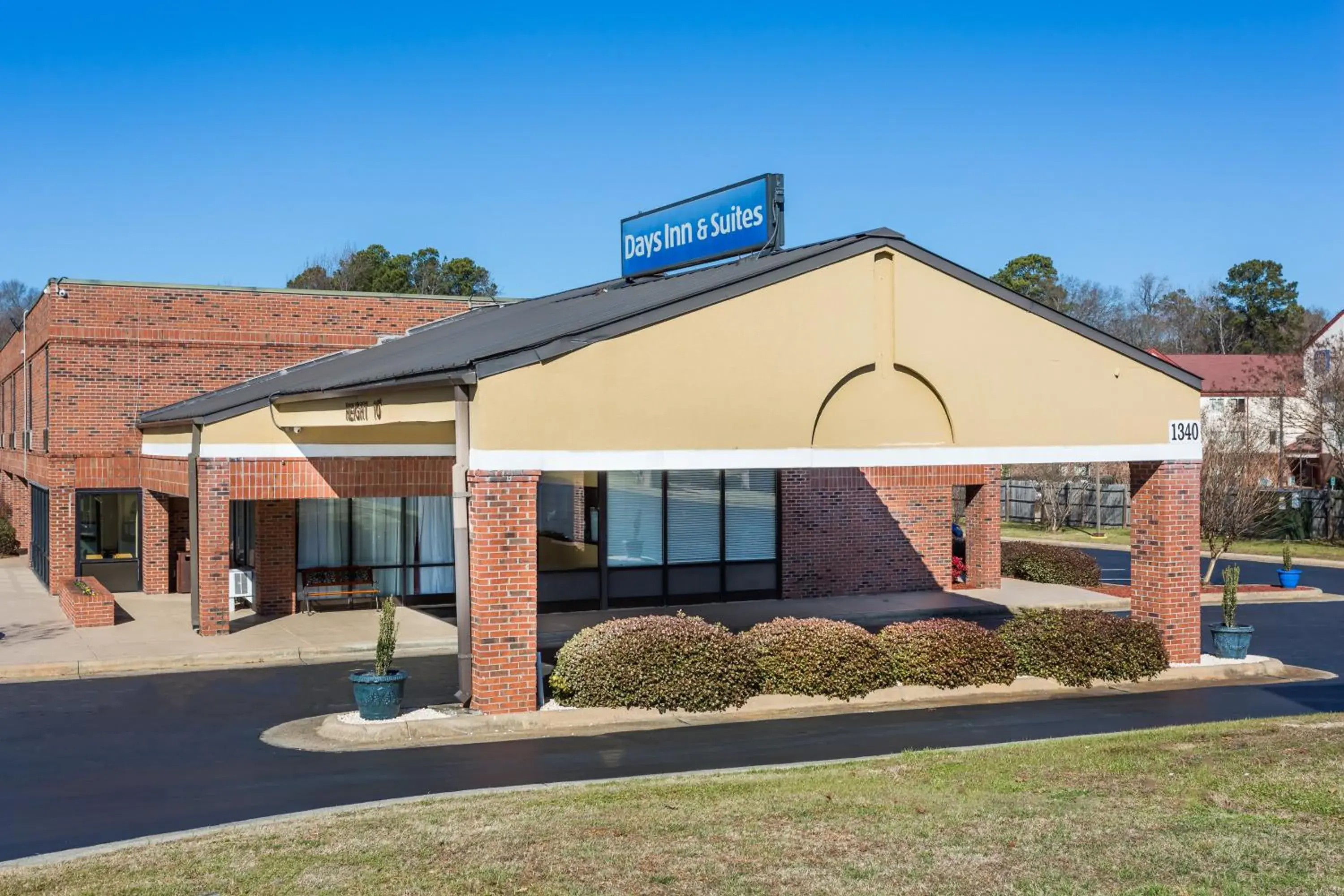 Property building in Days Inn & Suites by Wyndham Rocky Mount Golden East Property building in Days Inn & Suites by Wyndham Rocky Mount Golden East