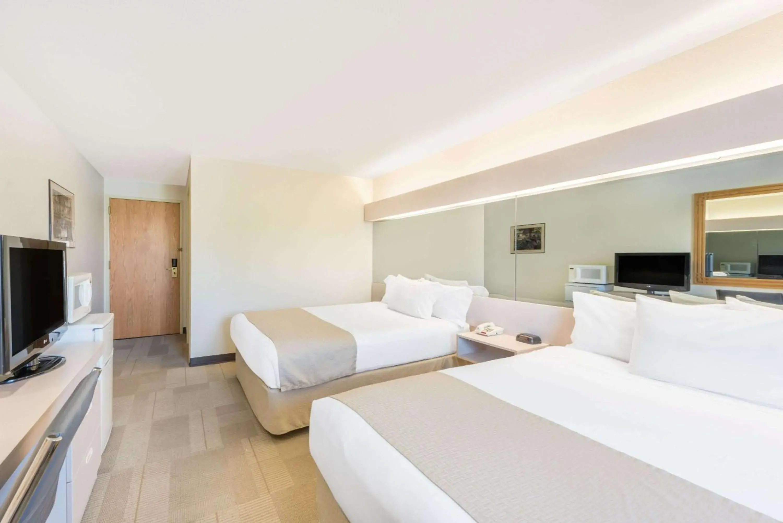 Photo of the whole room, Bed in Microtel Inn & Suites by Wyndham Sainte Genevieve Photo of the whole room, Bed in Microtel Inn & Suites by Wyndham Sainte Genevieve