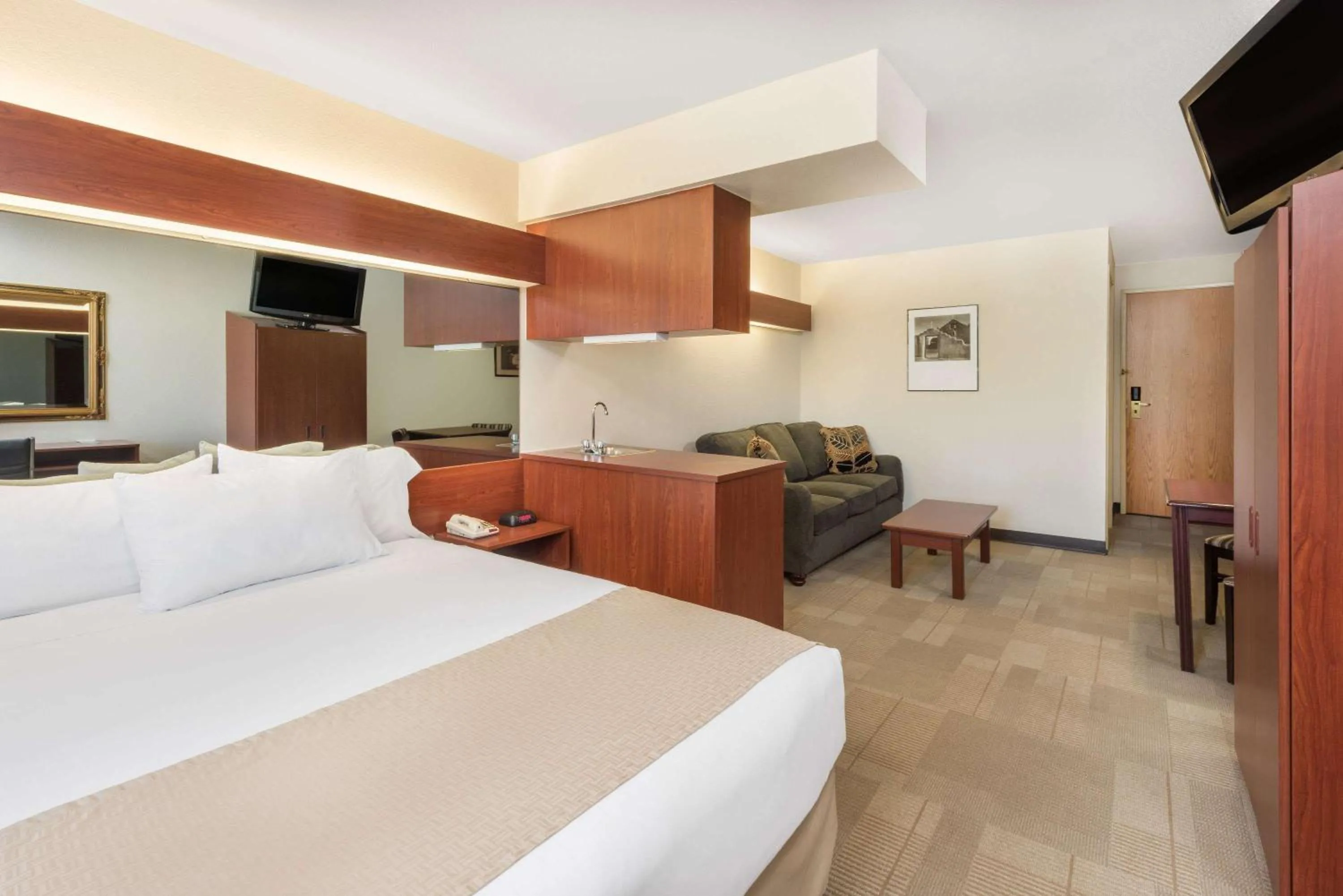 Photo of the whole room, Bed in Microtel Inn & Suites by Wyndham Sainte Genevieve