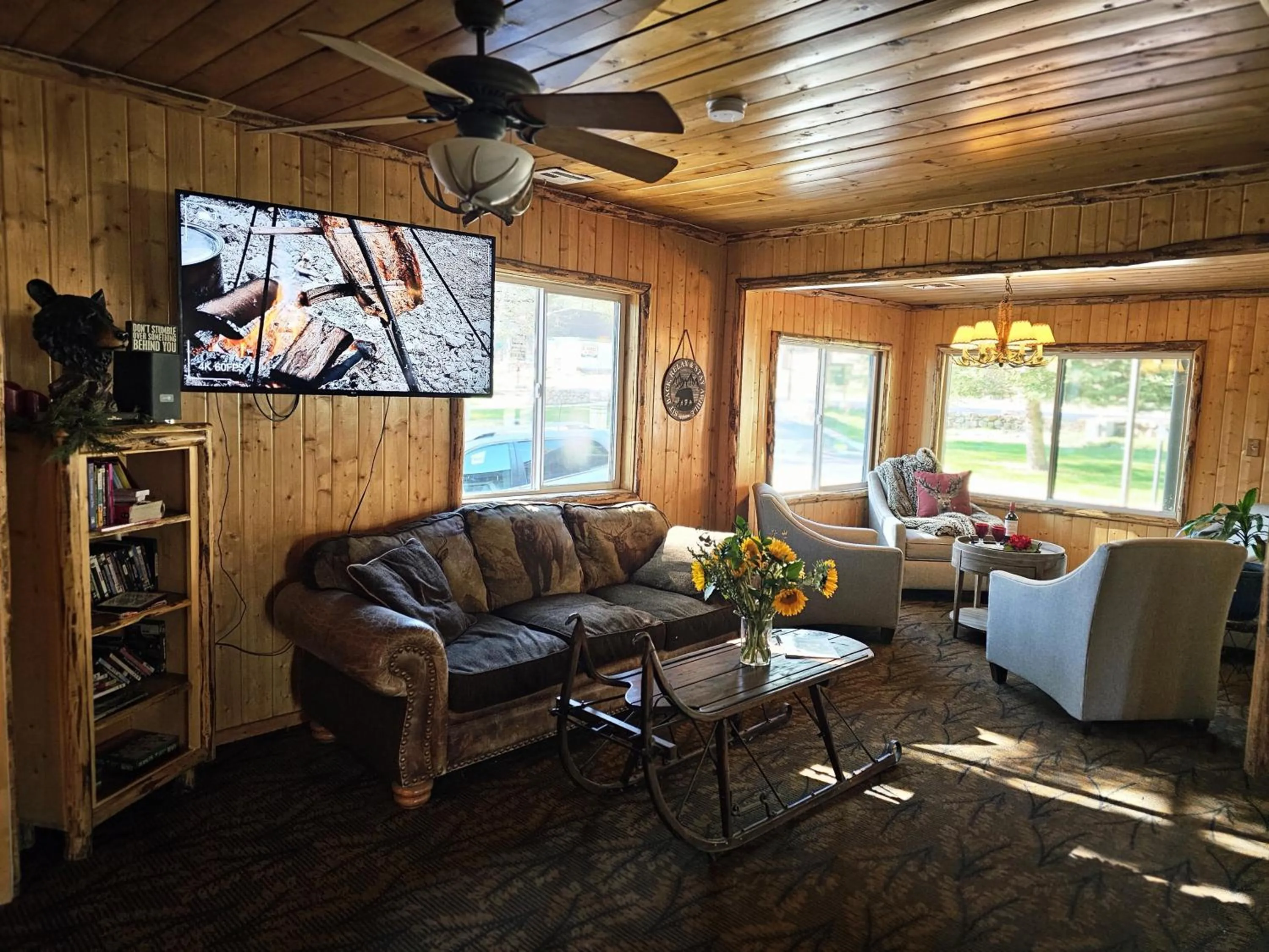 Communal lounge/ TV room in Big Bear Frontier