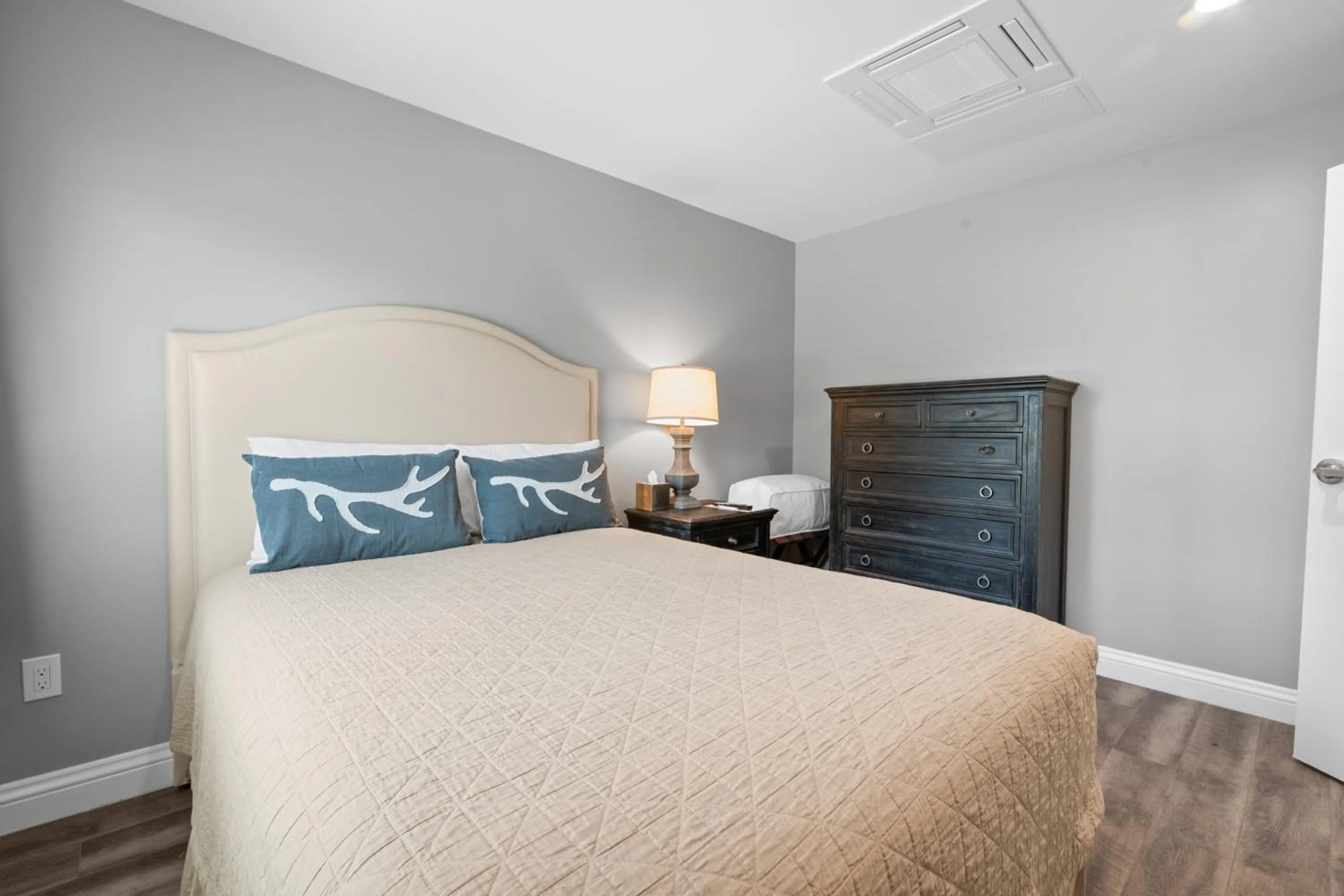 Bedroom, Bed in Big Bear Frontier