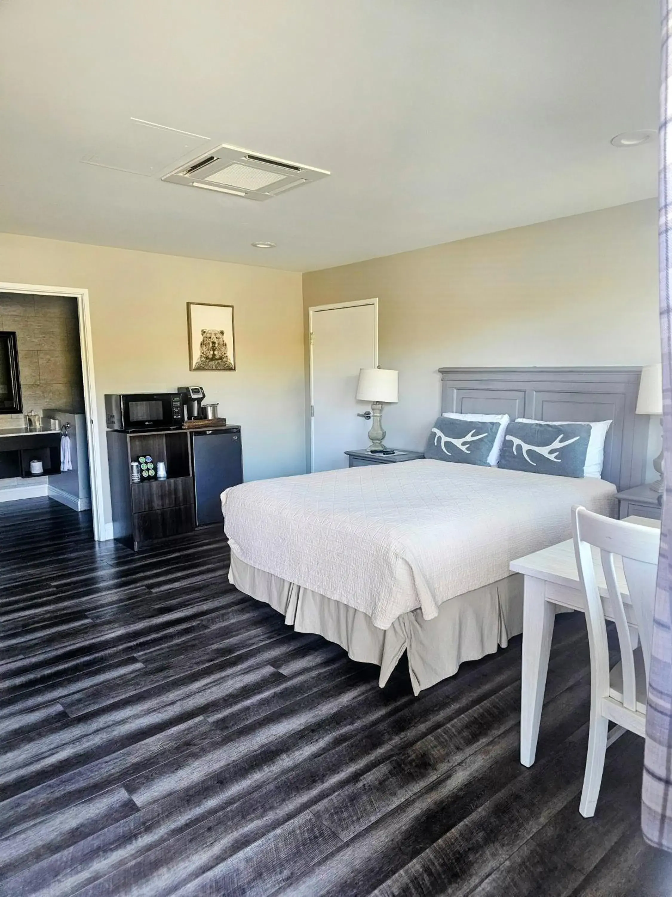 Bedroom, Bed in Big Bear Frontier Bedroom, Bed in Big Bear Frontier