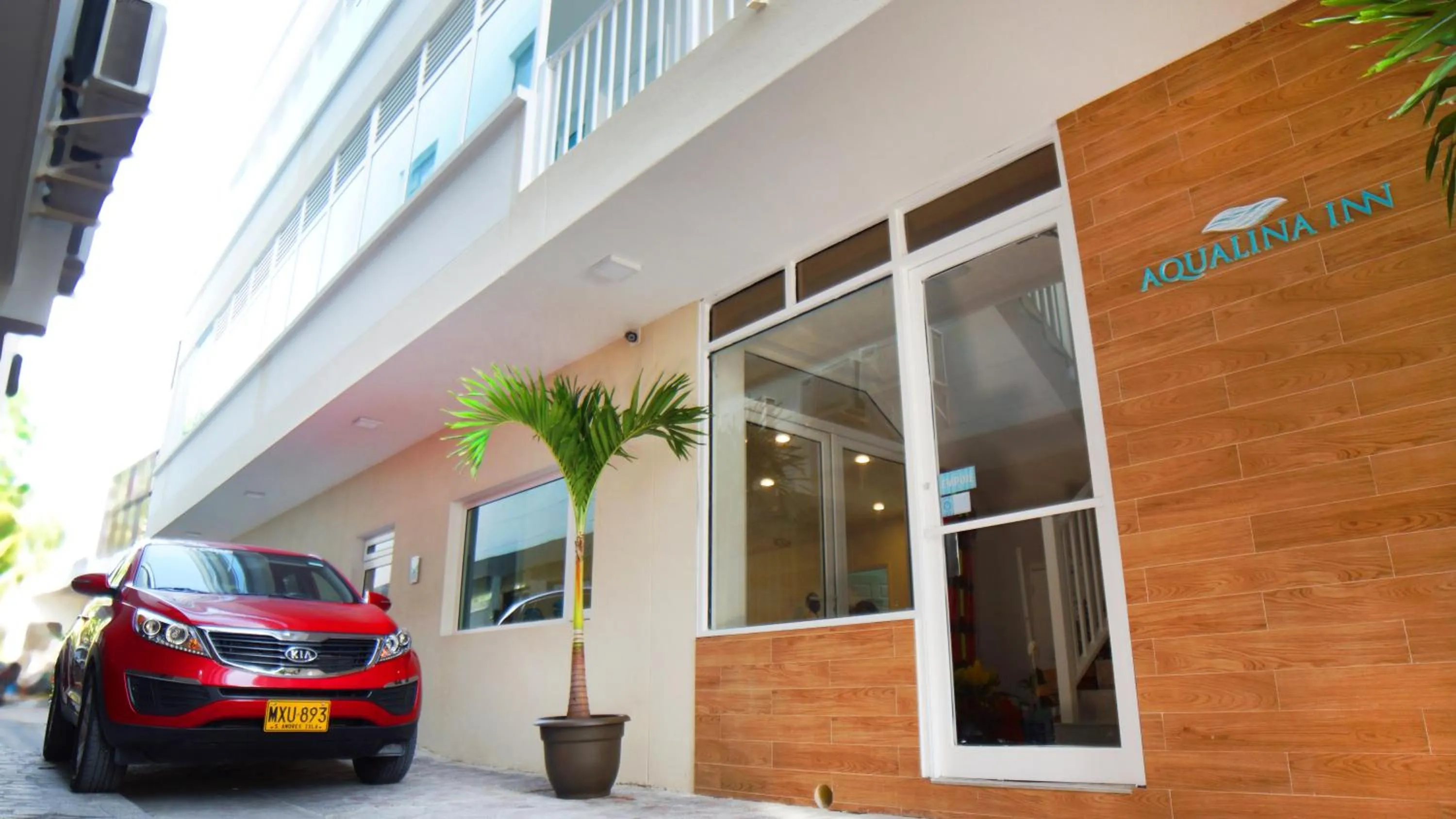 Facade/entrance in Aqualina Inn