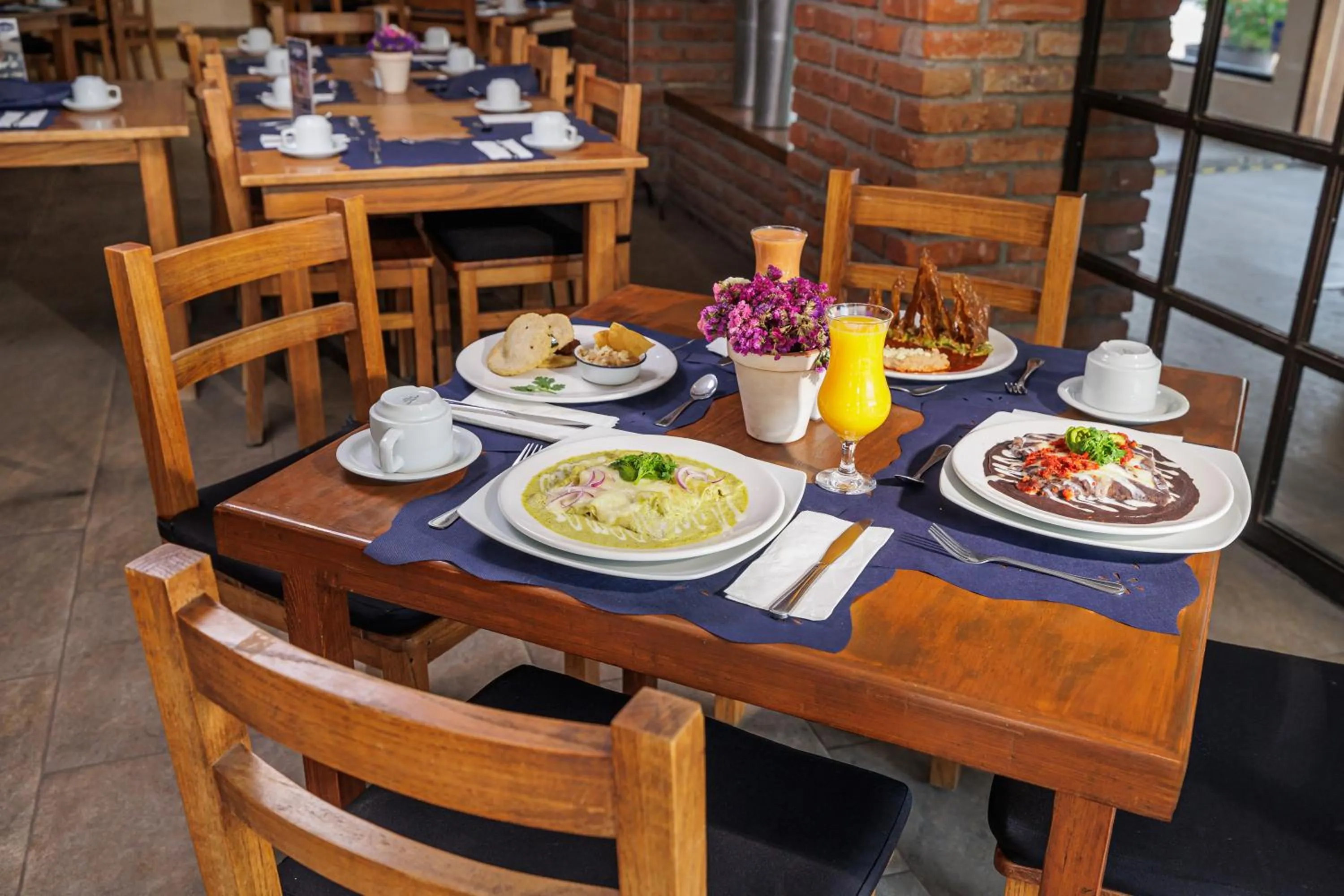 Restaurant/places to eat in Hotel Suites México Plaza León Campestre