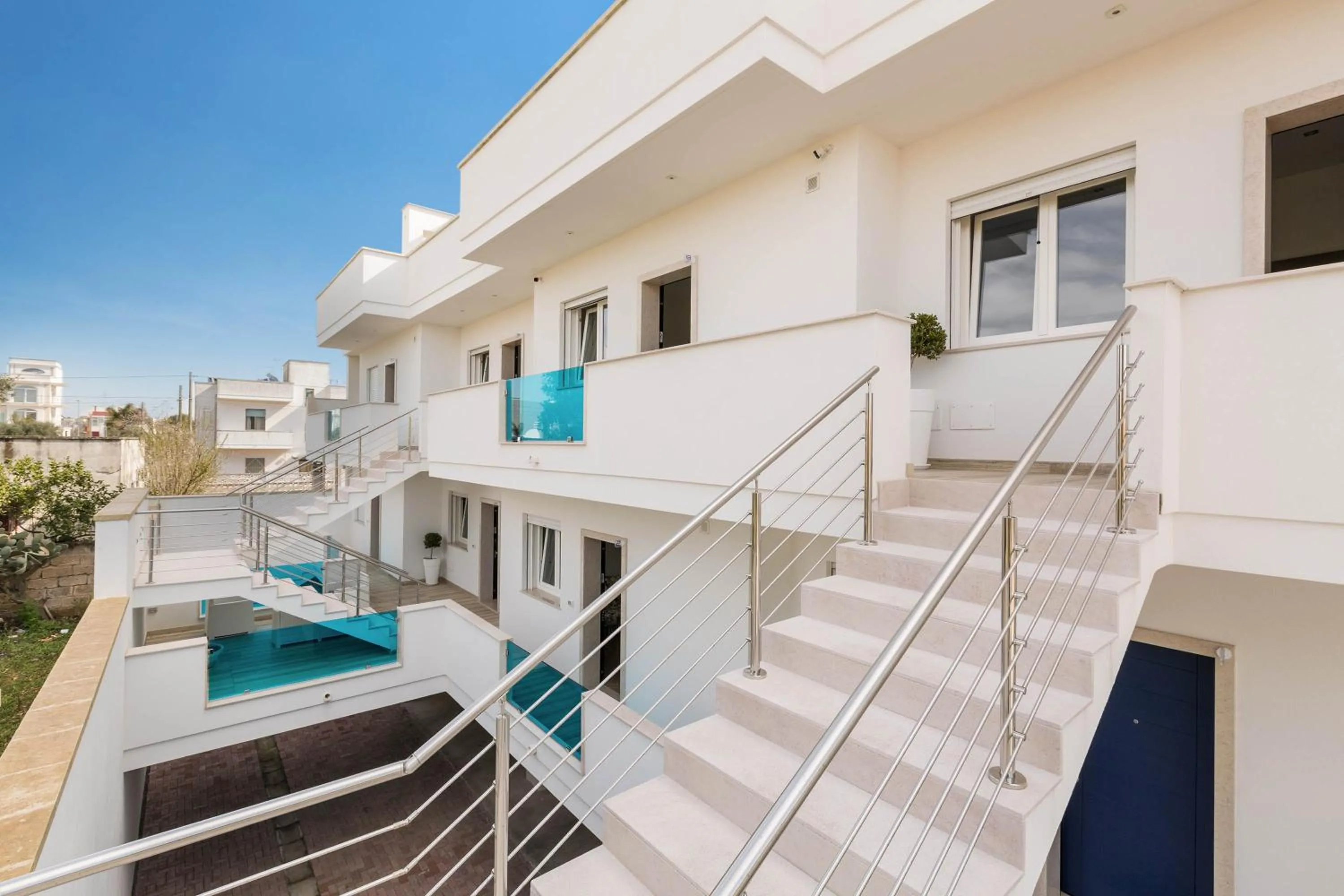 Facade/entrance in Absolute Suite Apartments
