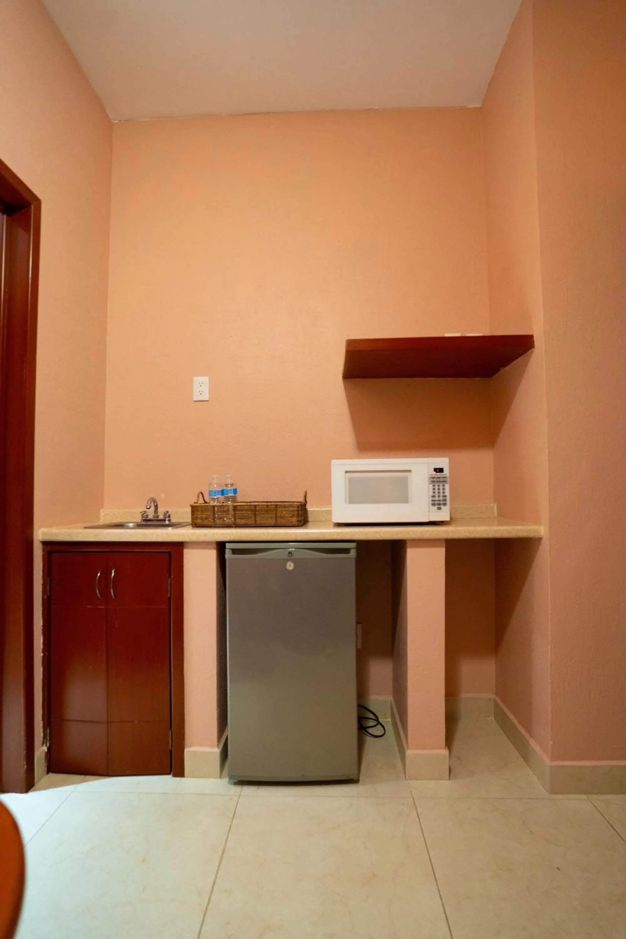 microwave in Hotel Suites Corazón Mexicano
