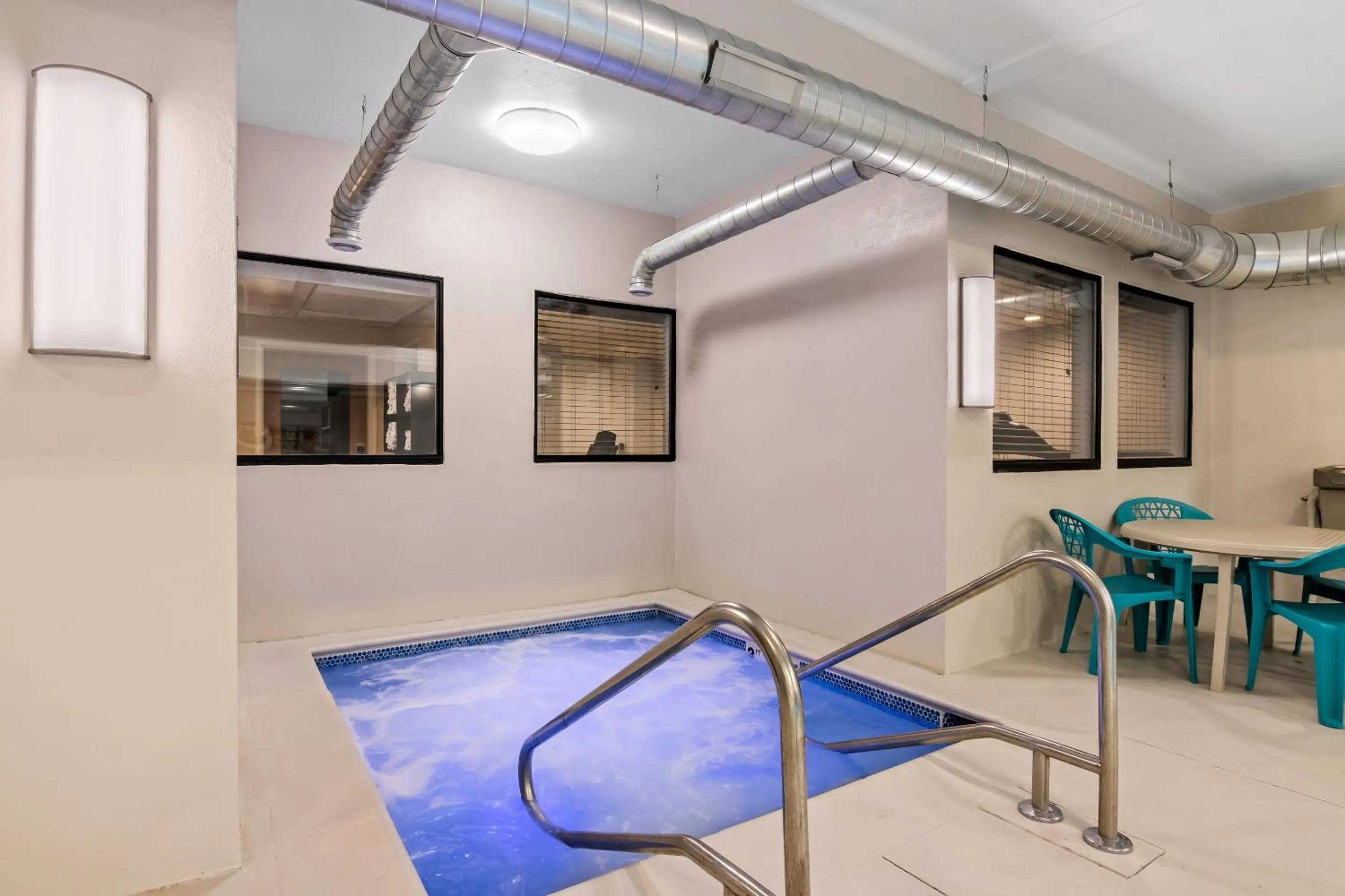 Hot Tub in Beachfront Hotel Houghton Lake