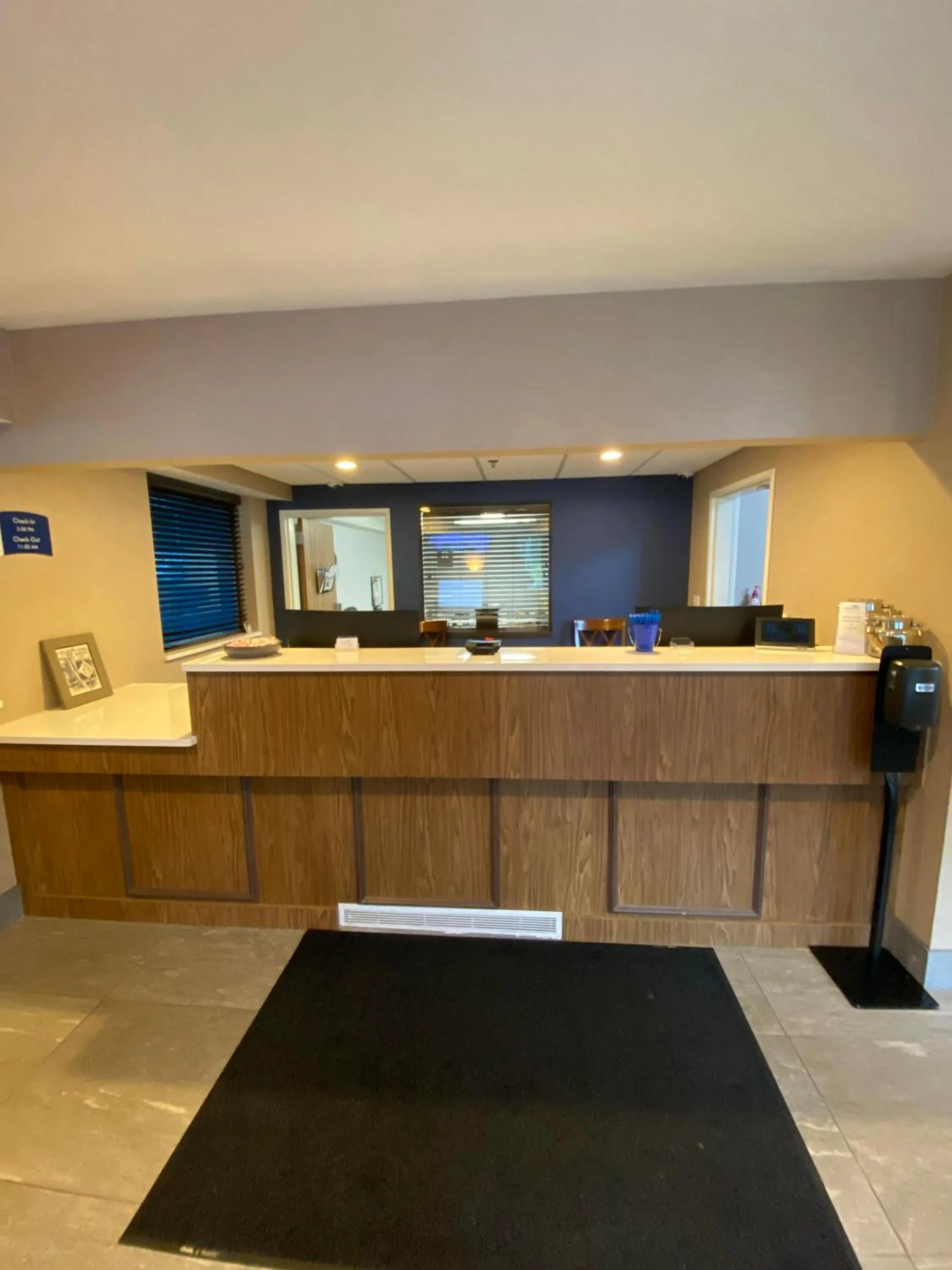 Lobby or reception in Beachfront Hotel Houghton Lake