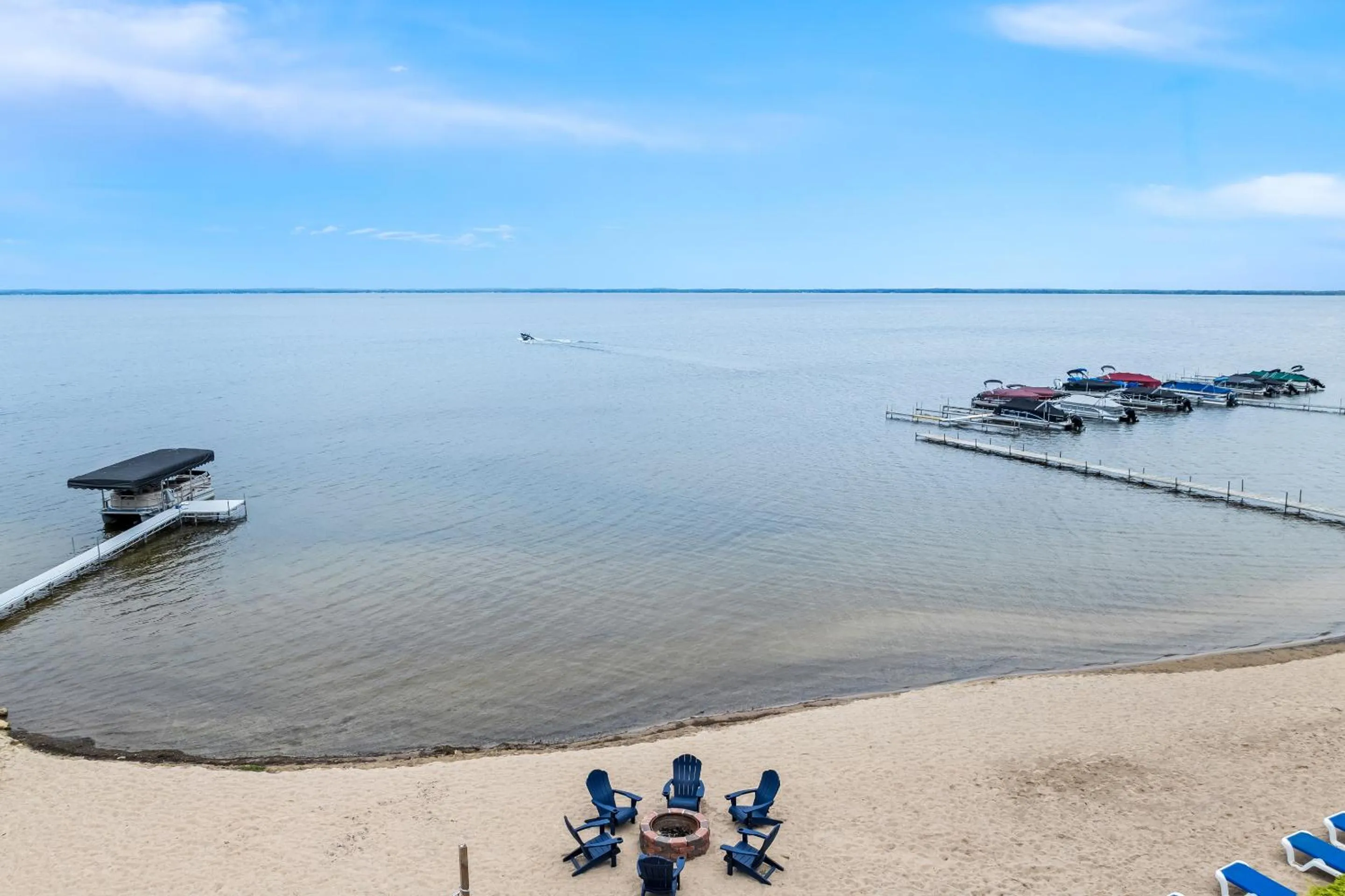 Lake view in Beachfront Hotel Houghton Lake