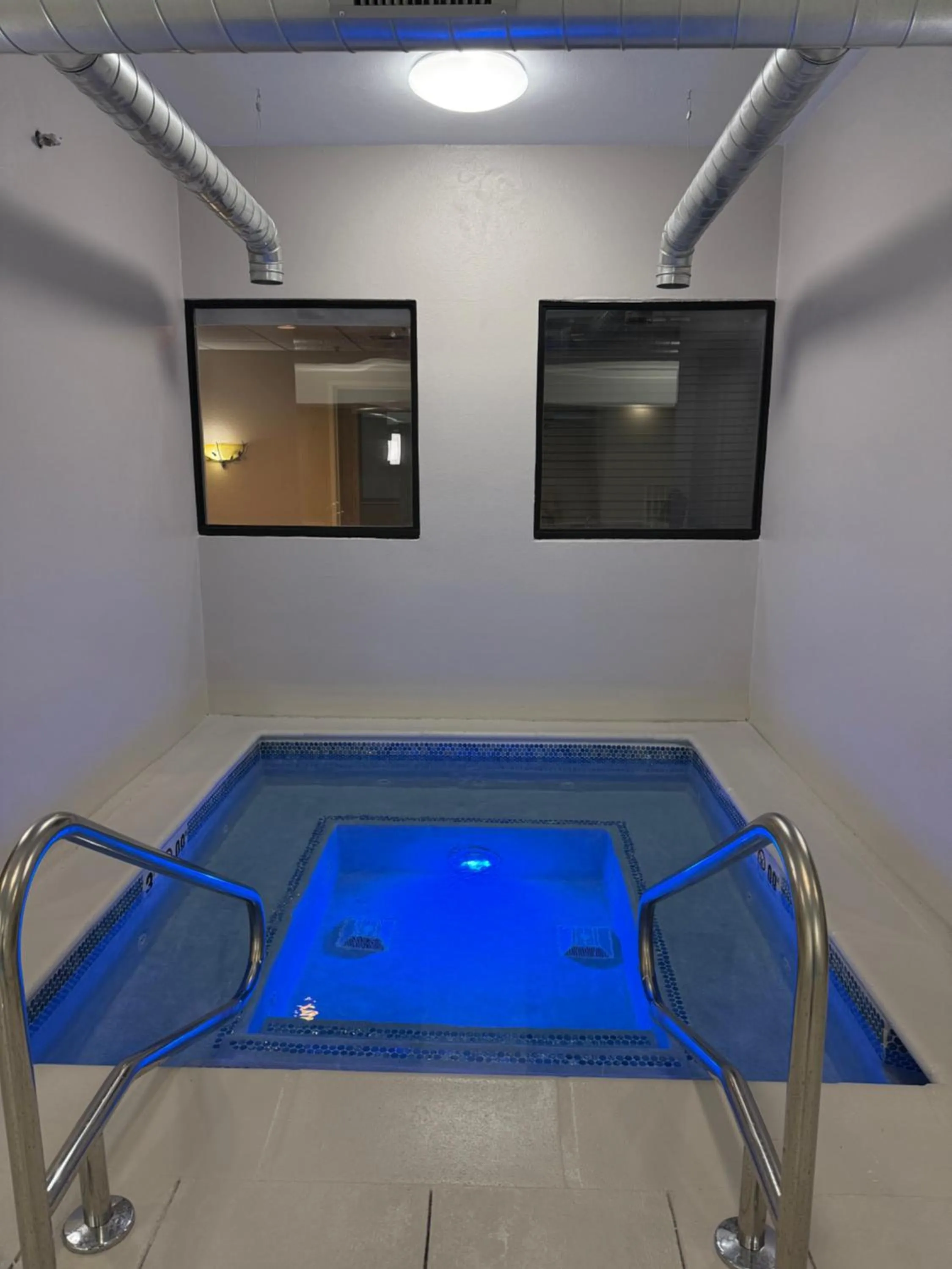 Hot Tub in Beachfront Hotel Houghton Lake