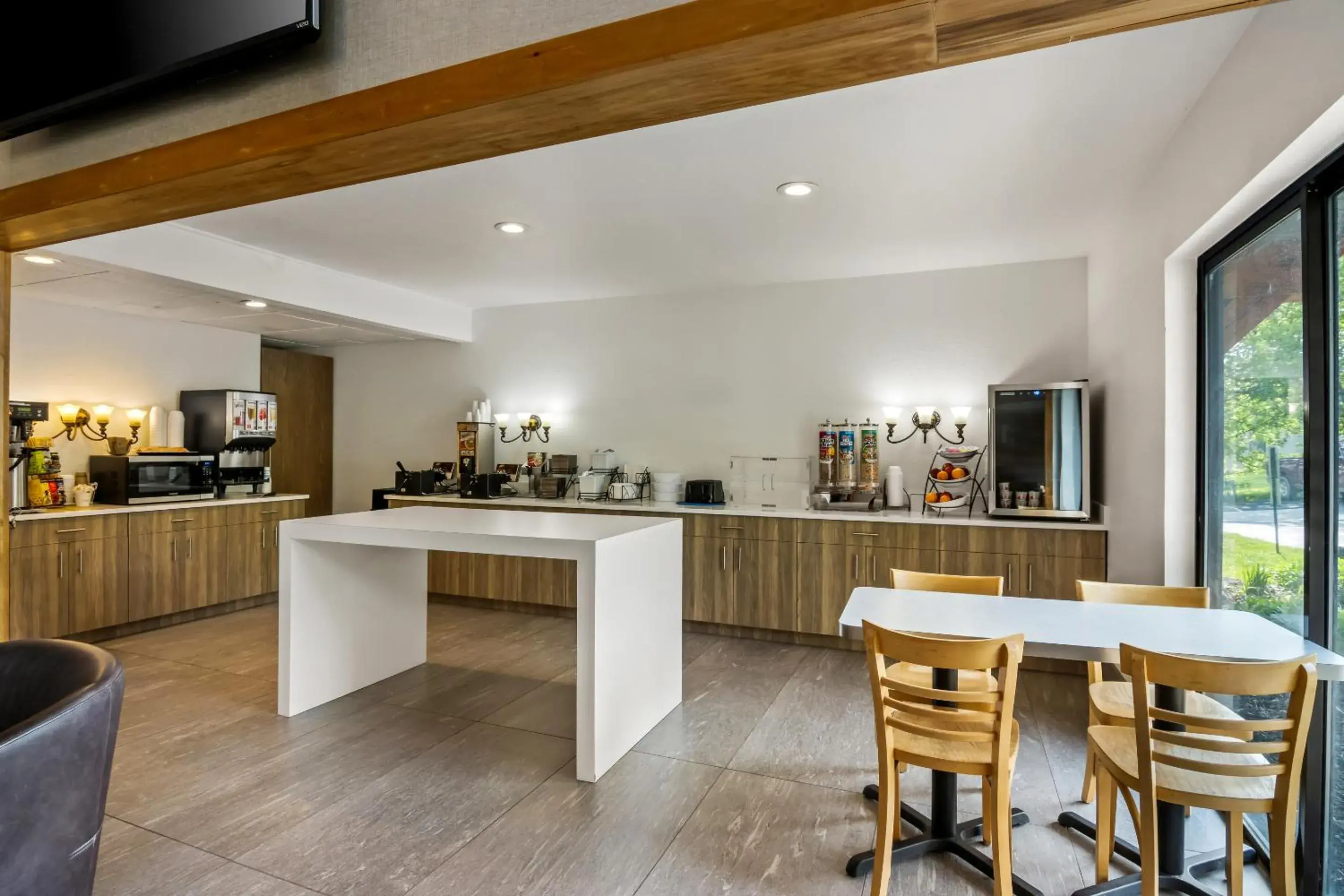 Breakfast in Beachfront Hotel Houghton Lake Breakfast in Beachfront Hotel Houghton Lake