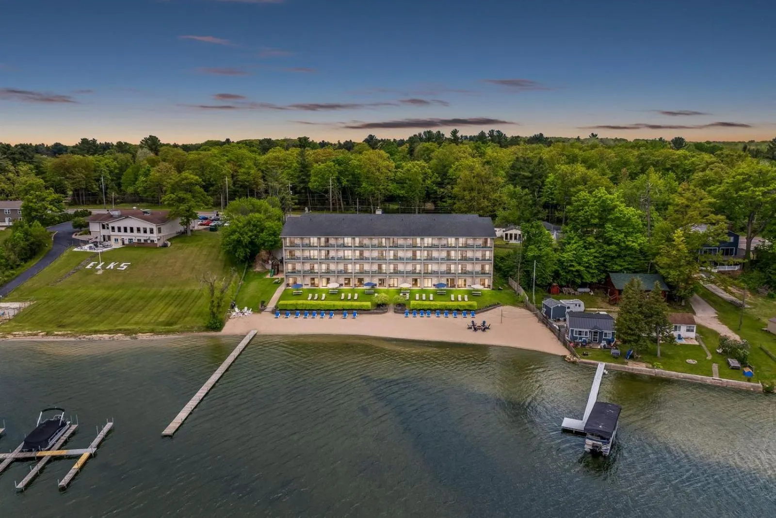 Beachfront Hotel Houghton Lake