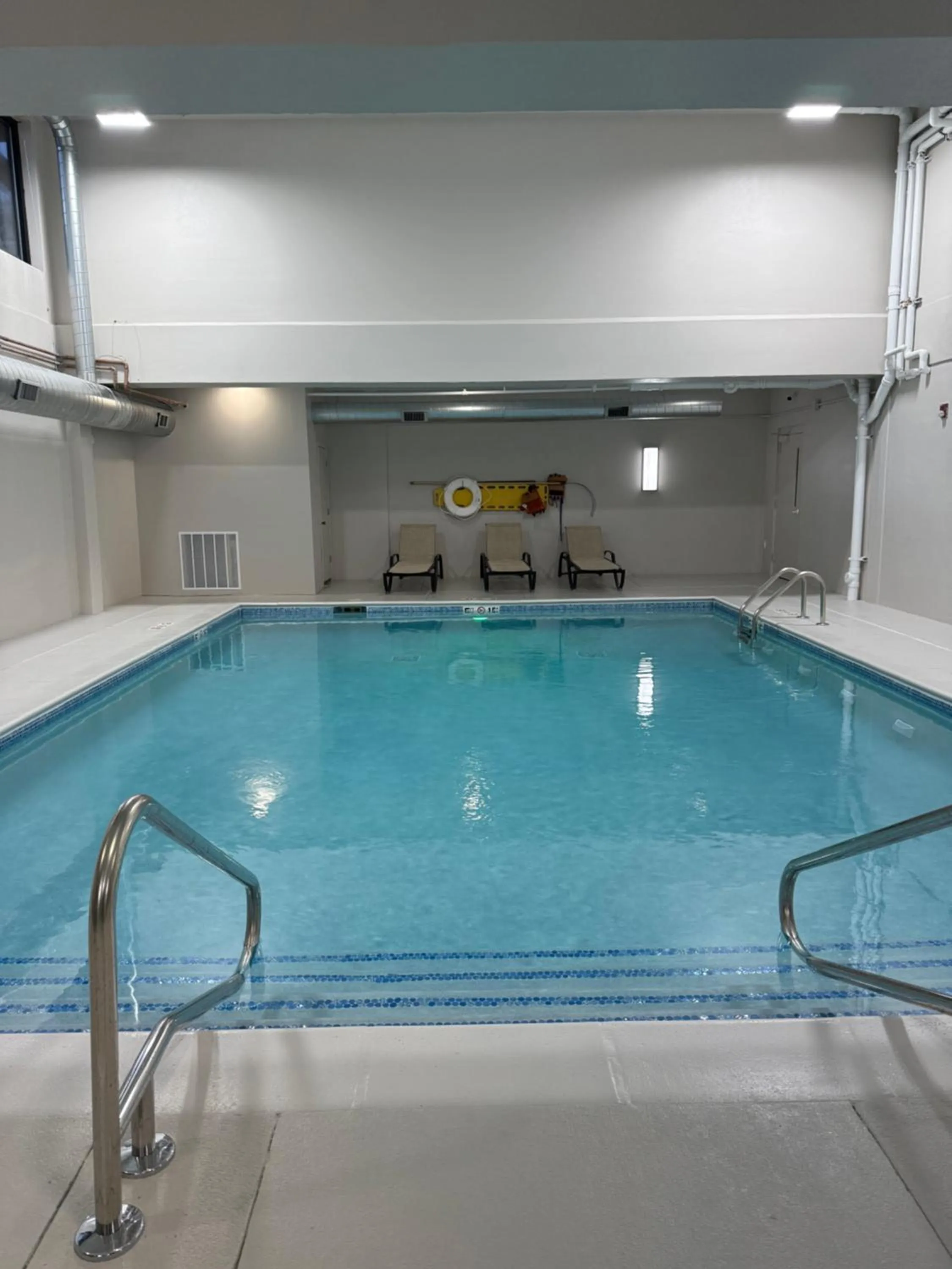 Swimming pool in Beachfront Hotel Houghton Lake