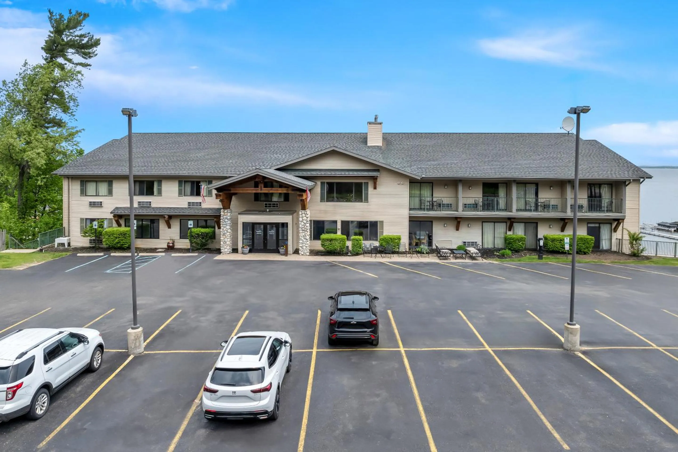 Beachfront Hotel Houghton Lake
