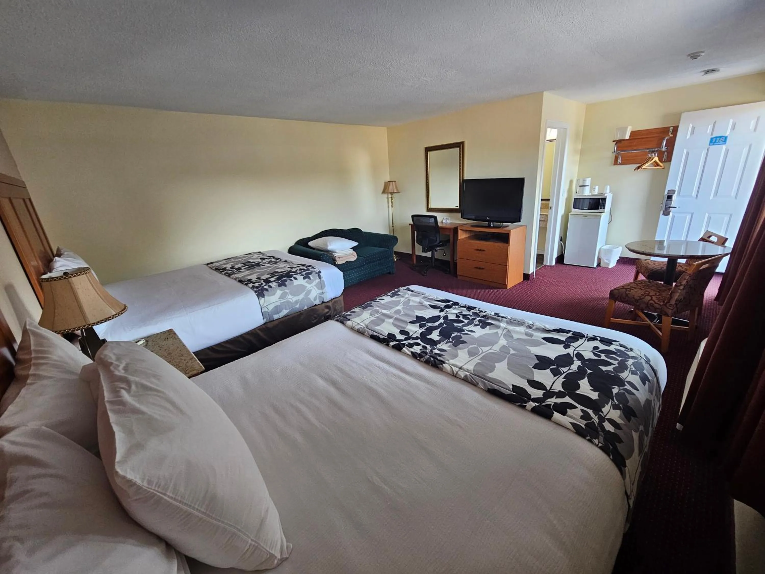 Photo of the whole room, Bed in Huntsville Inn