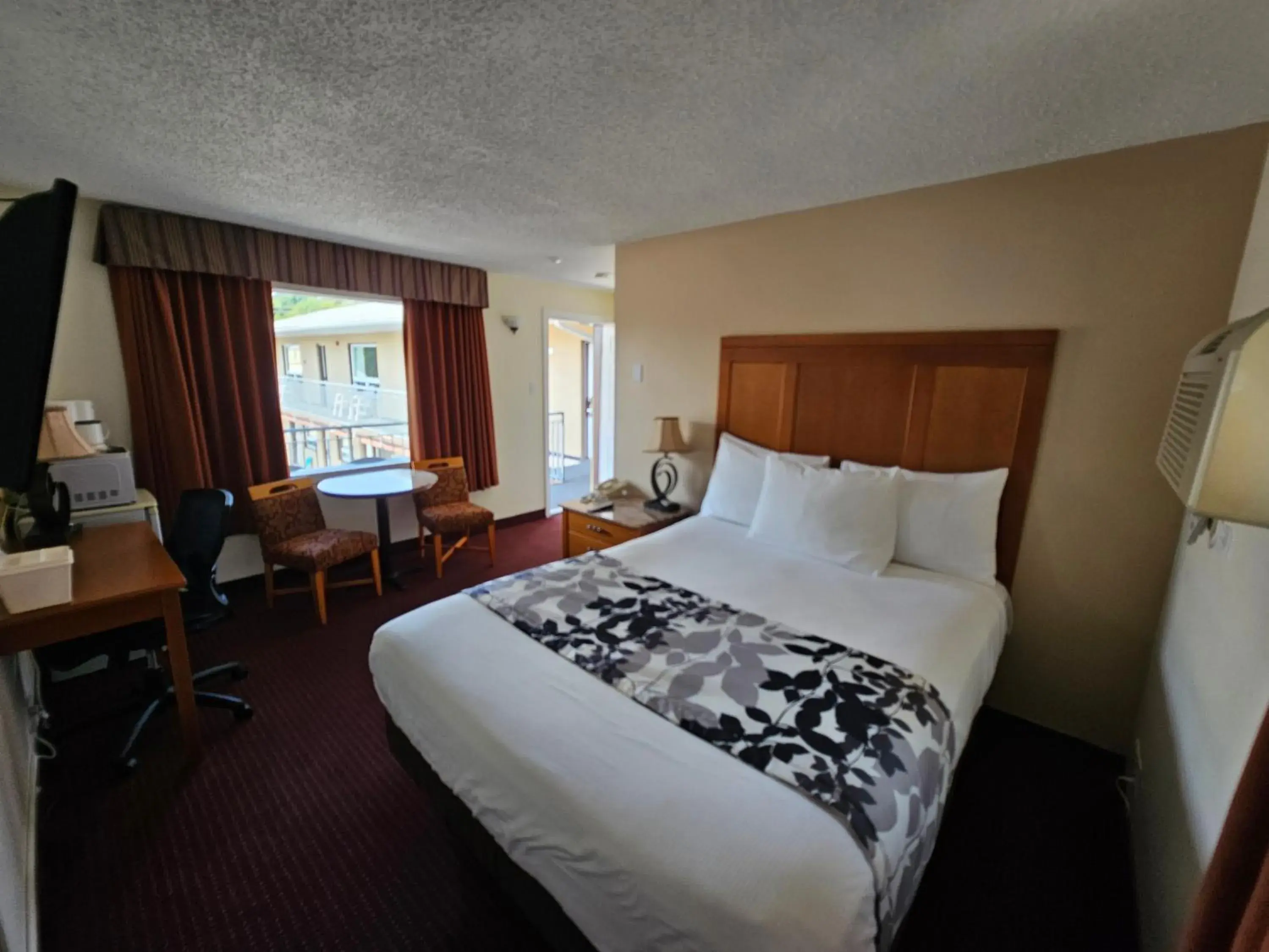 Queen Room in Huntsville Inn Queen Room in Huntsville Inn