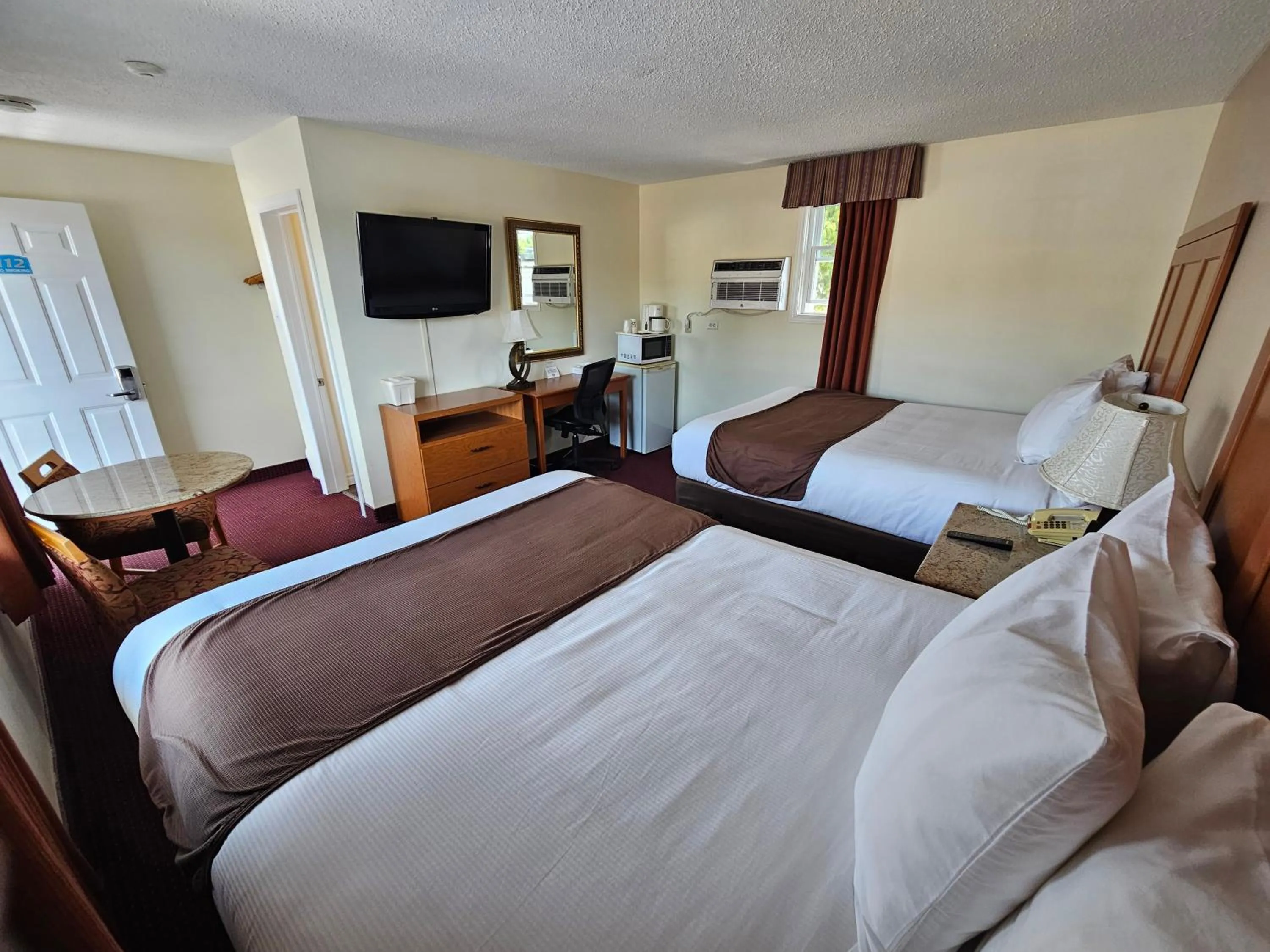 Photo of the whole room, Bed in Huntsville Inn