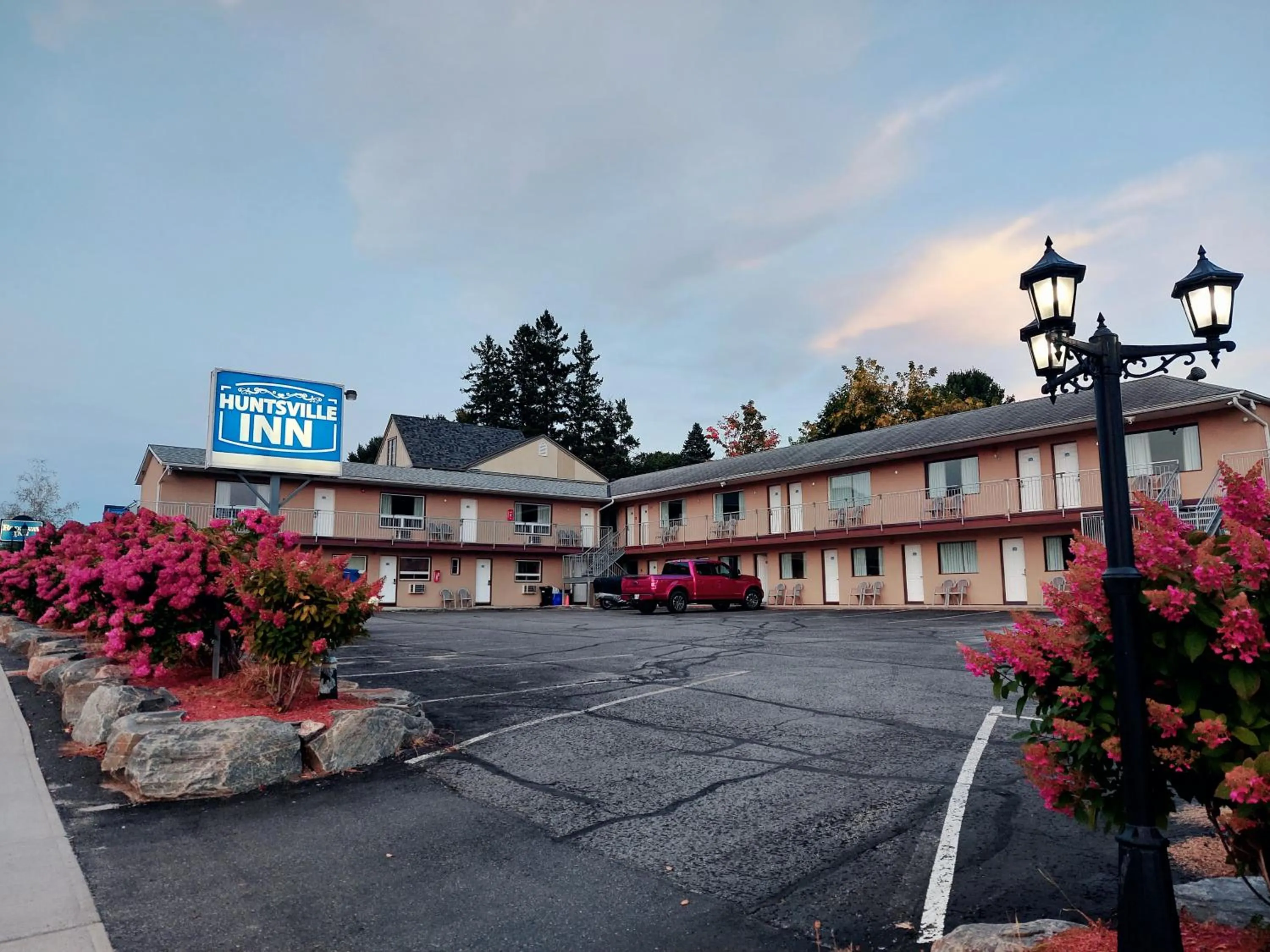Property building in Huntsville Inn
