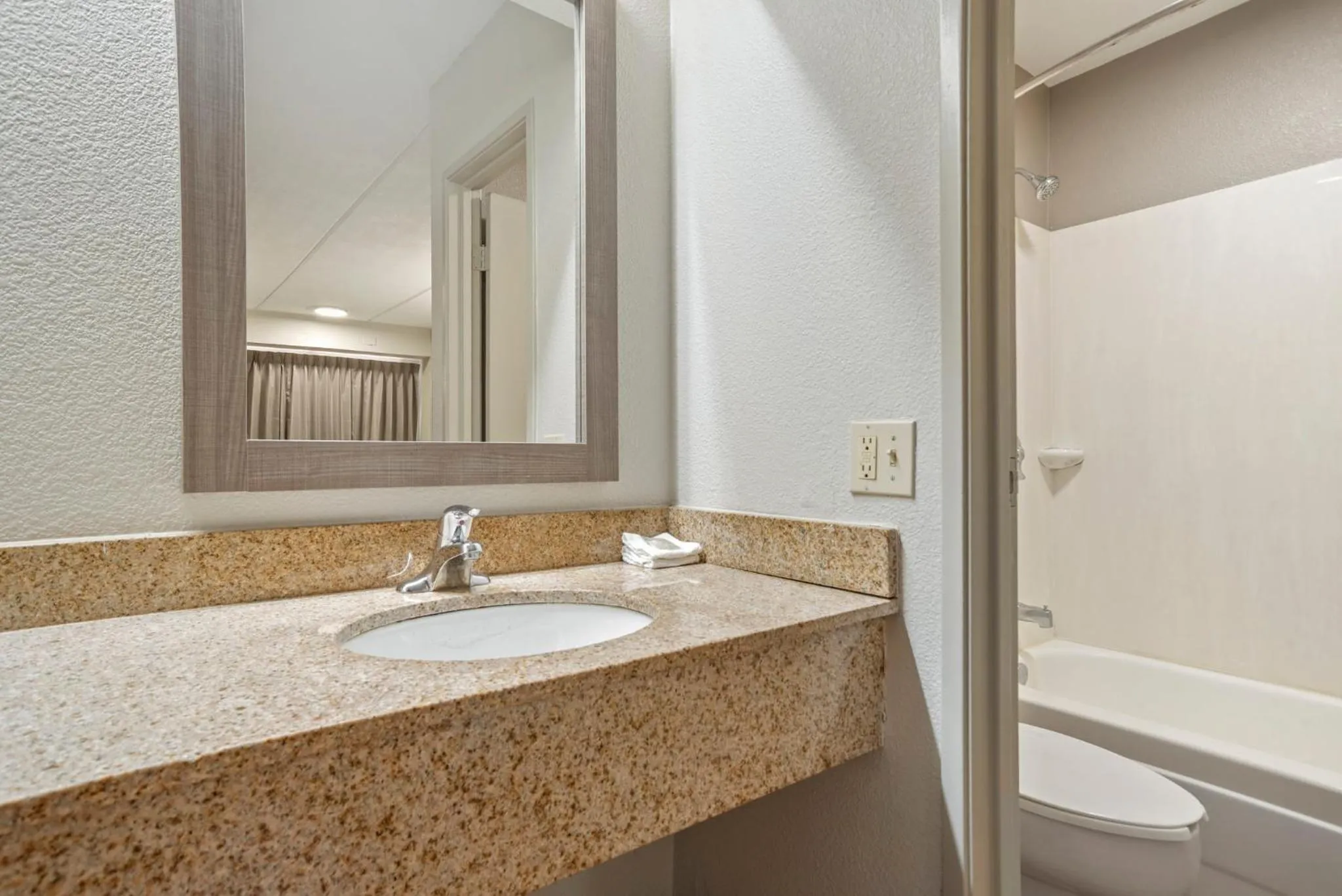 Bathroom in Red Roof Inn West Monroe