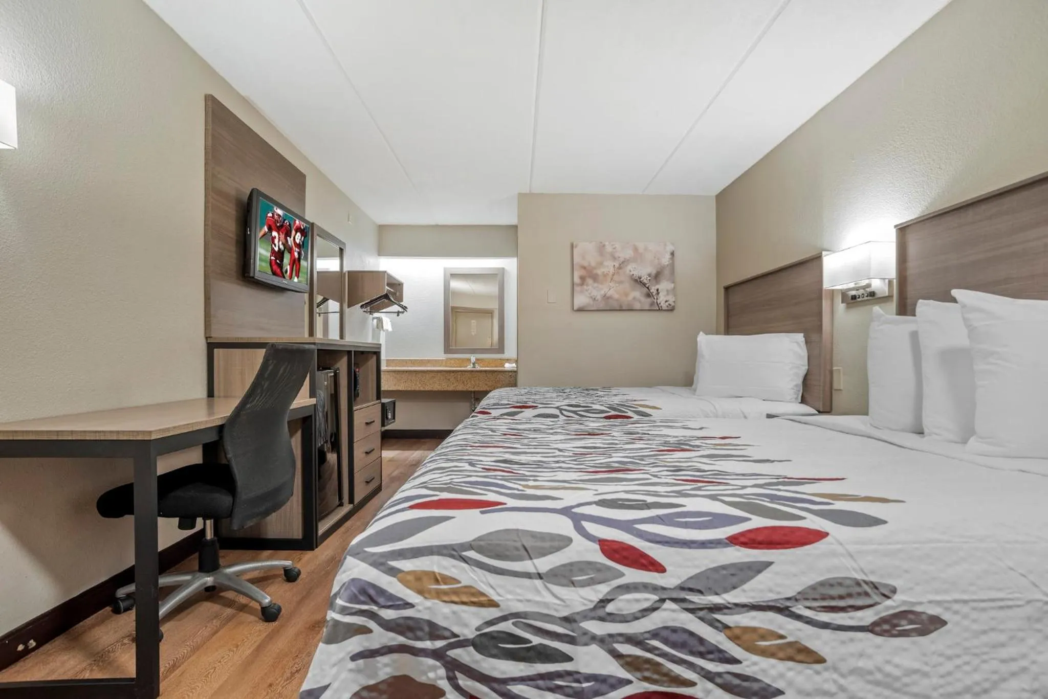 Photo of the whole room, Bed in Red Roof Inn West Monroe