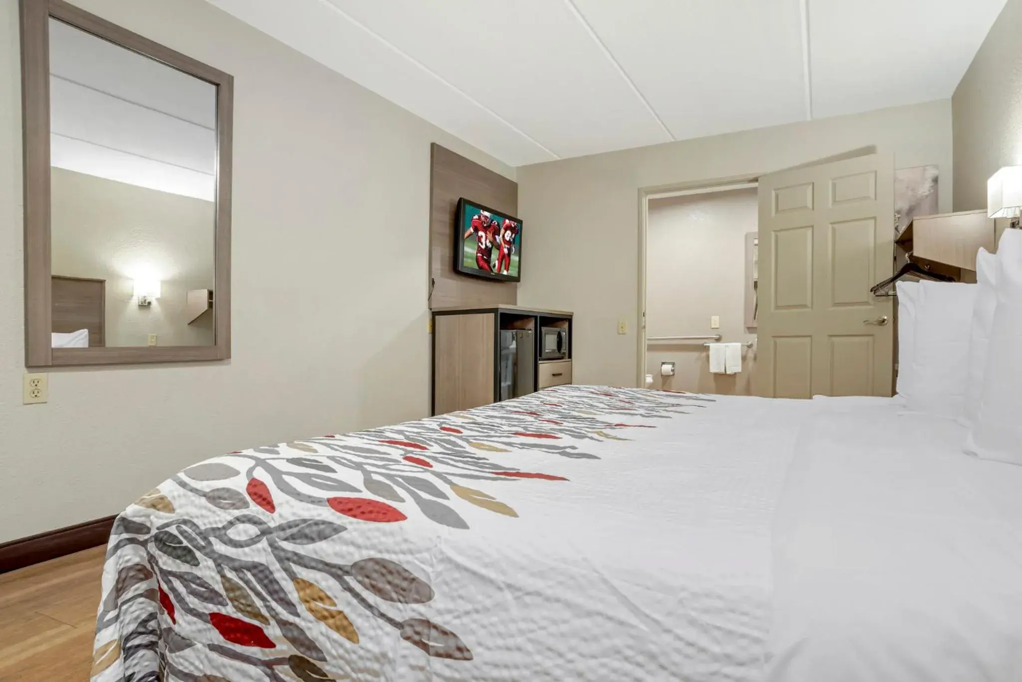 Property building, Bed in Red Roof Inn West Monroe Property building, Bed in Red Roof Inn West Monroe