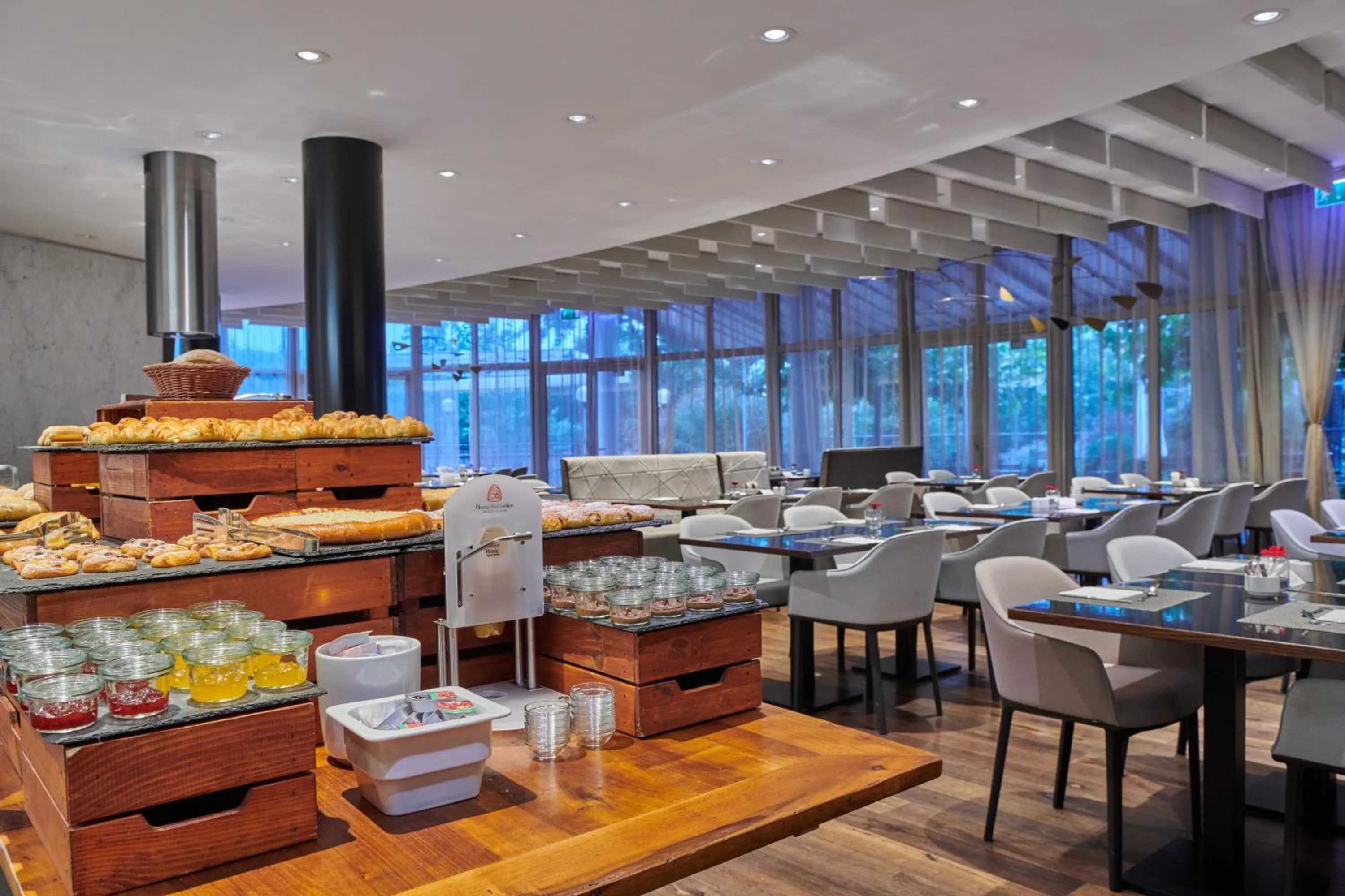 Restaurant/places to eat in NH Collection Prague