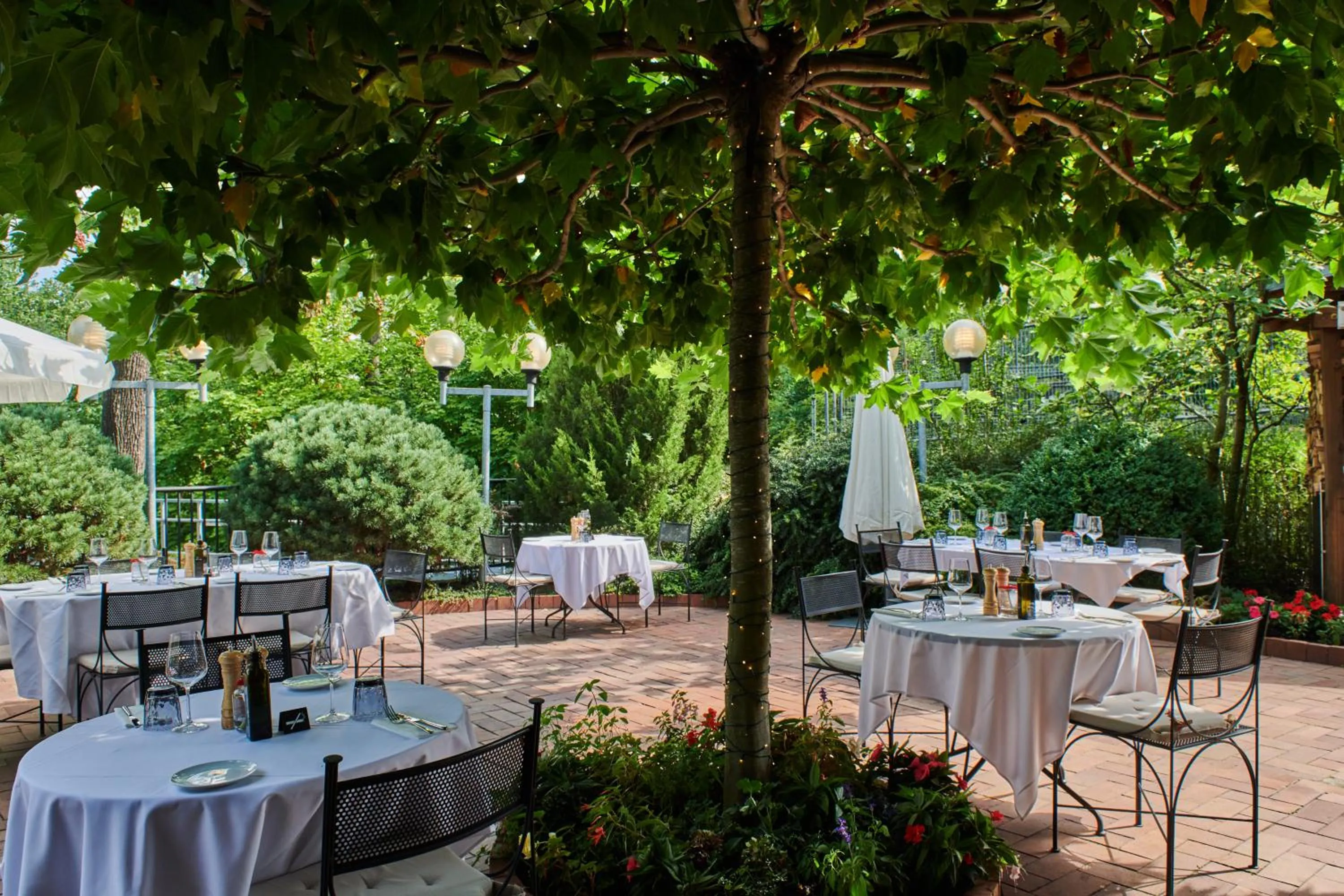 Restaurant/places to eat in NH Collection Prague