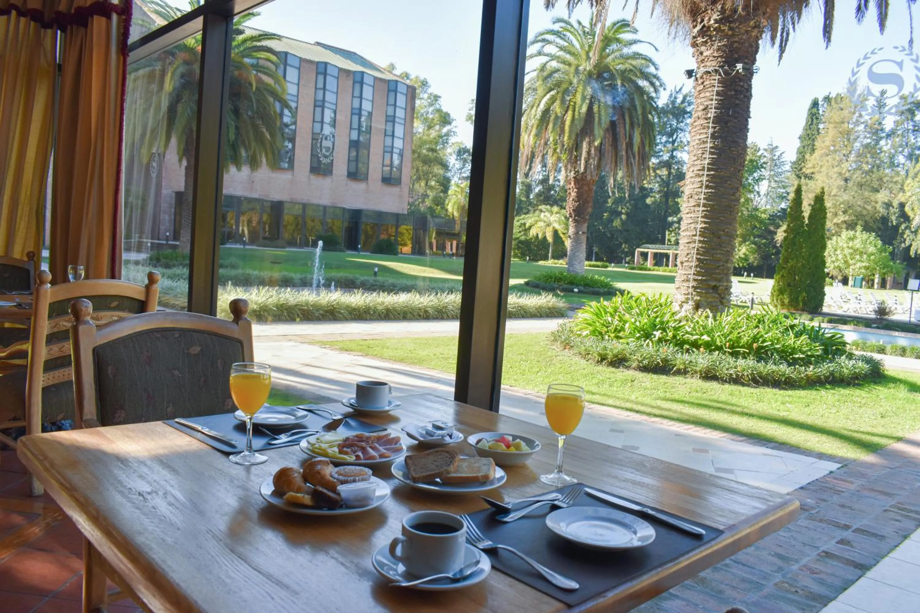 Restaurant/places to eat in Sheraton Pilar Hotel & Convention Center