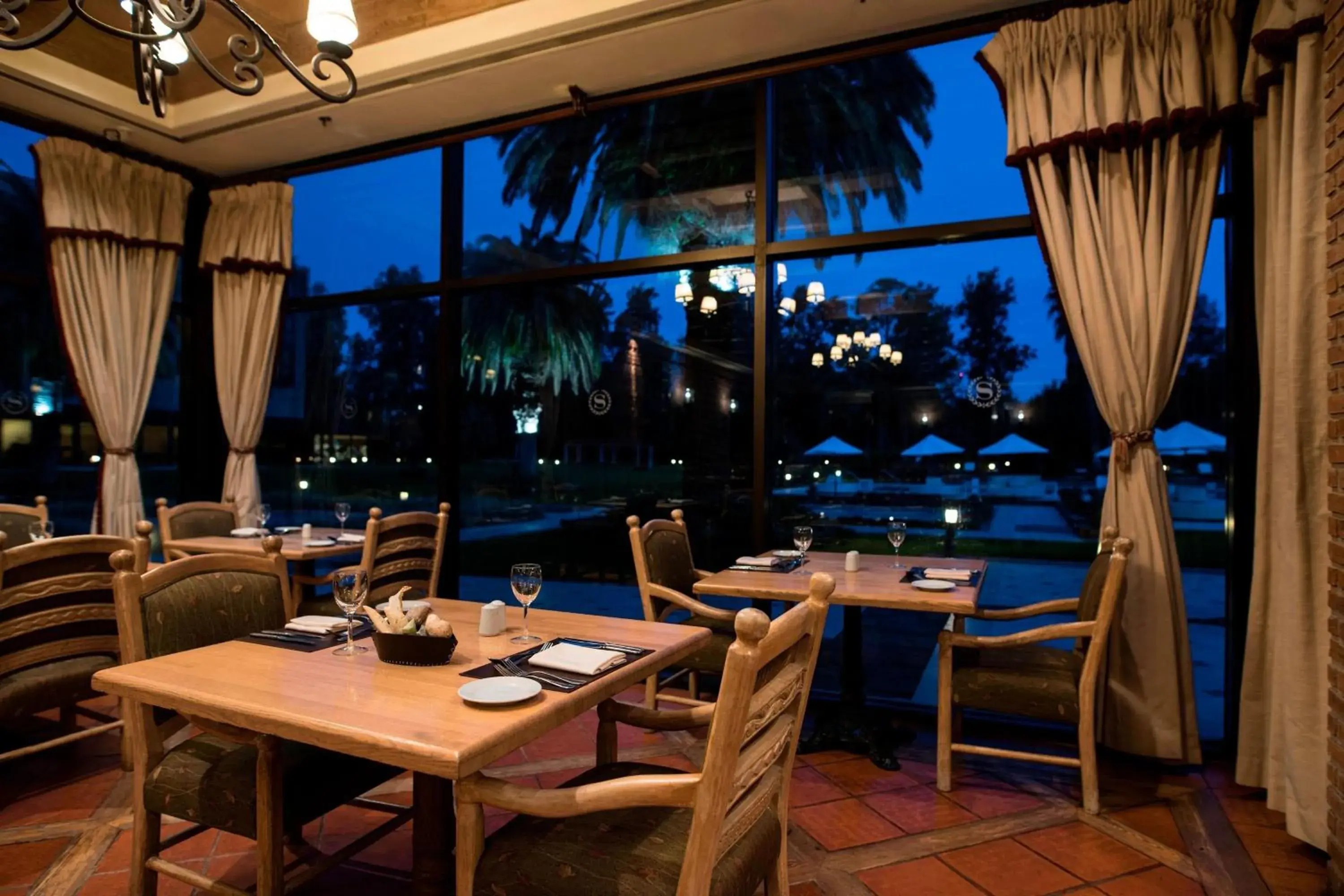 Restaurant/places to eat in Sheraton Pilar Hotel & Convention Center Restaurant/places to eat in Sheraton Pilar Hotel & Convention Center