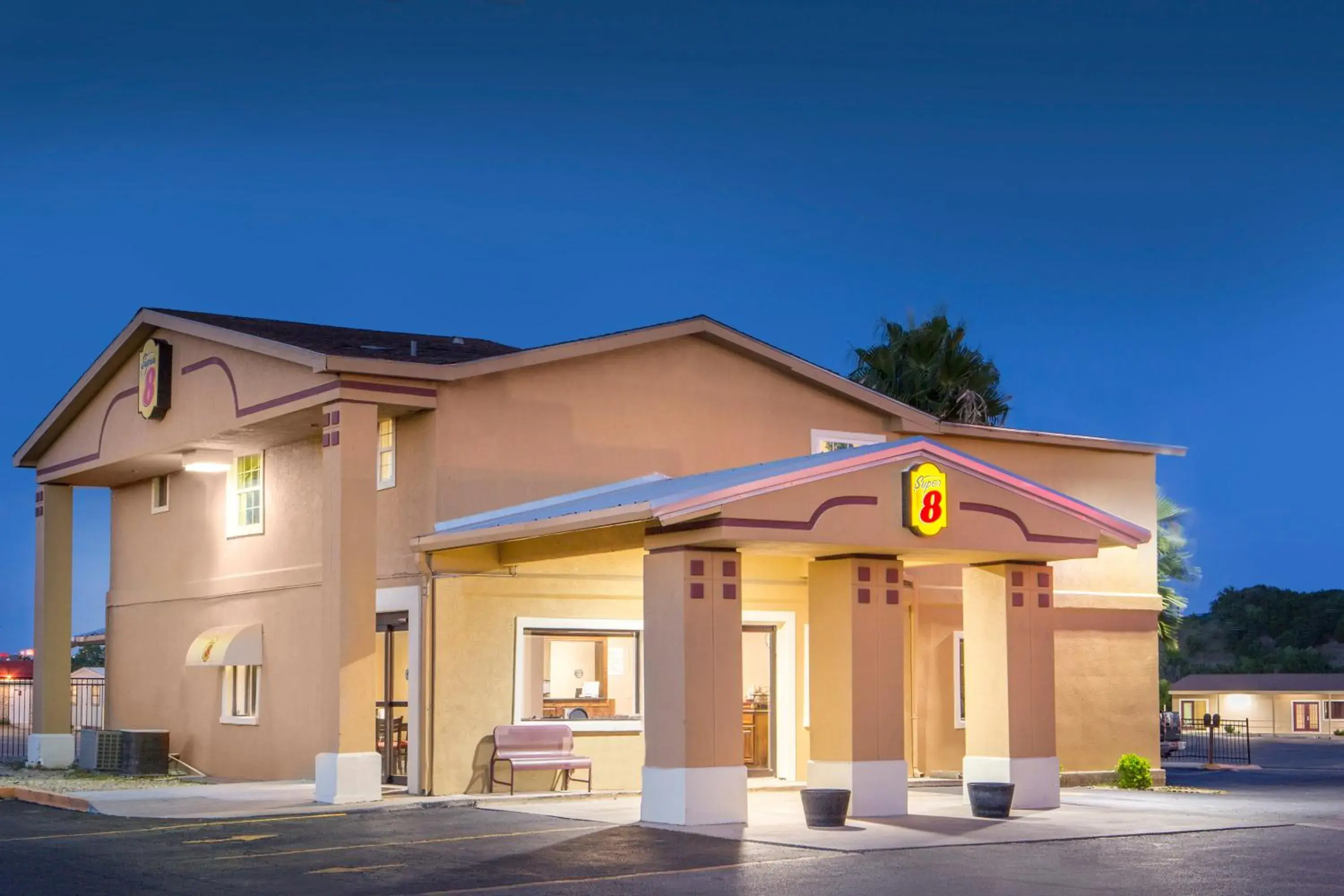 Facade/entrance in Super 8 by Wyndham Temple S General Bruce Facade/entrance in Super 8 by Wyndham Temple S General Bruce