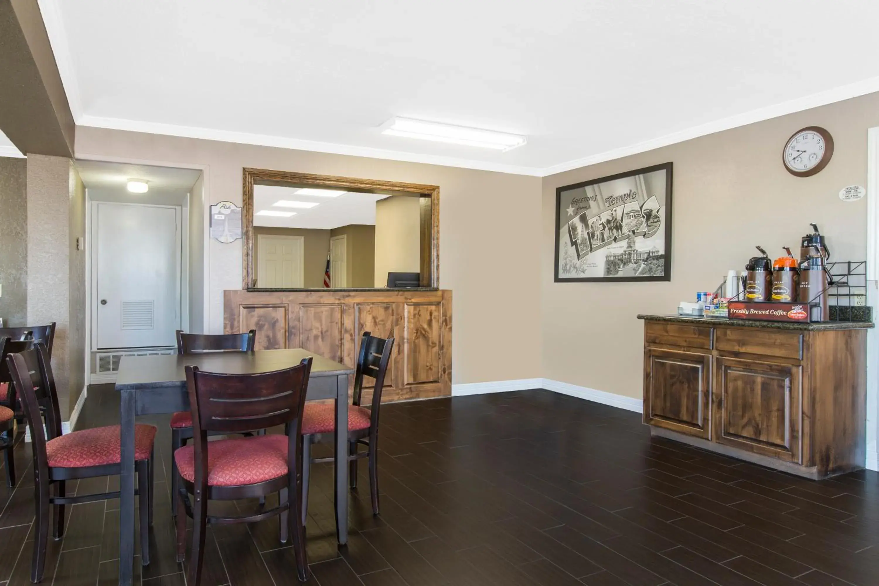 Lobby or reception in Super 8 by Wyndham Temple S General Bruce Lobby or reception in Super 8 by Wyndham Temple S General Bruce