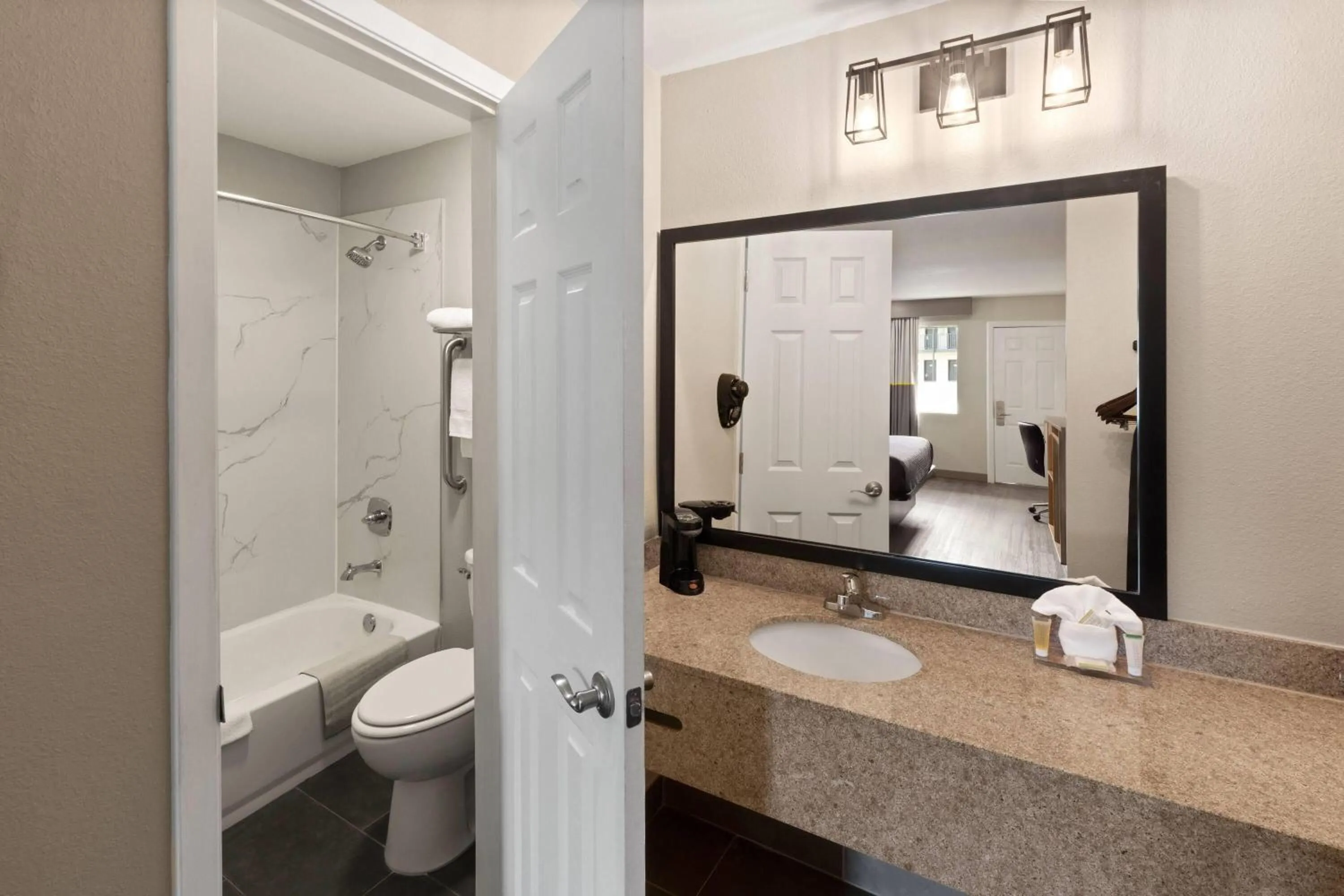 Bathroom in Super 8 by Wyndham Temple S General Bruce