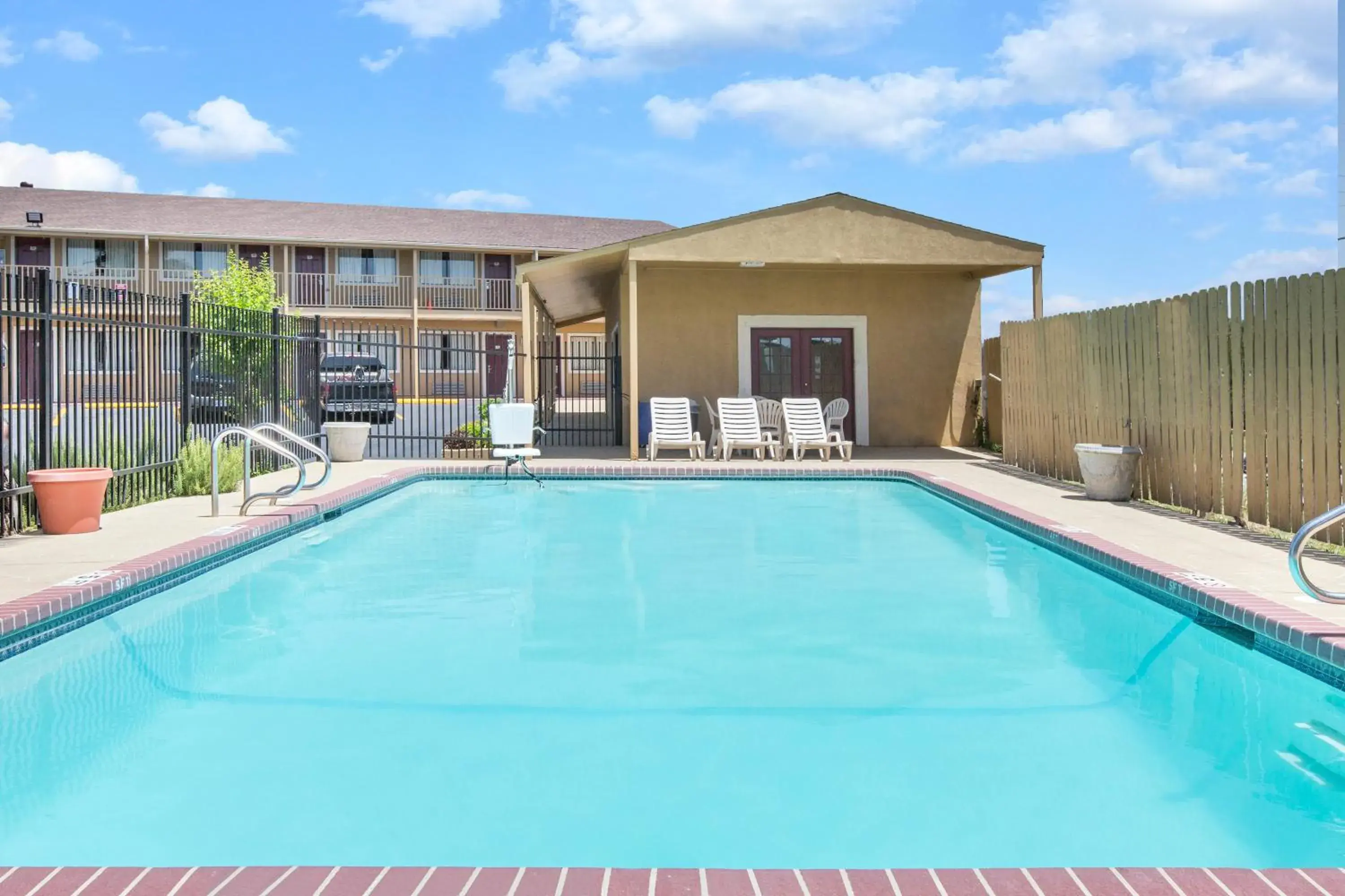 Swimming pool in Super 8 by Wyndham Temple S General Bruce Swimming pool in Super 8 by Wyndham Temple S General Bruce