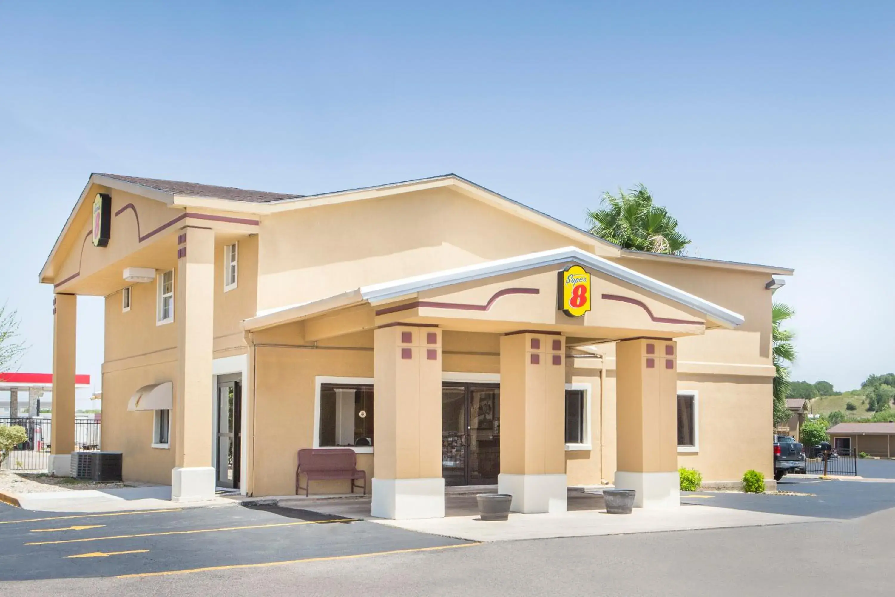 Facade/entrance in Super 8 by Wyndham Temple S General Bruce Facade/entrance in Super 8 by Wyndham Temple S General Bruce