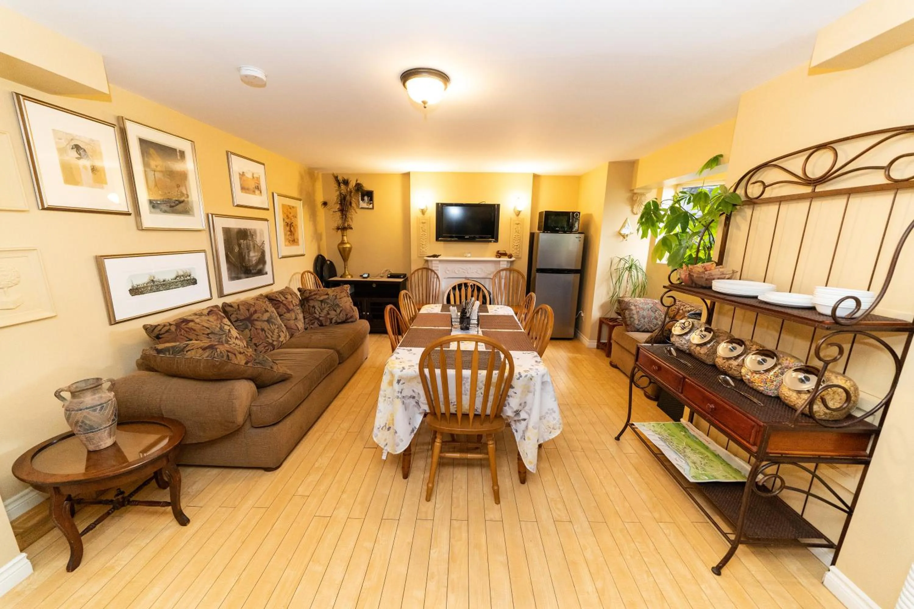 Communal lounge/ TV room in Abba Inn Guest House