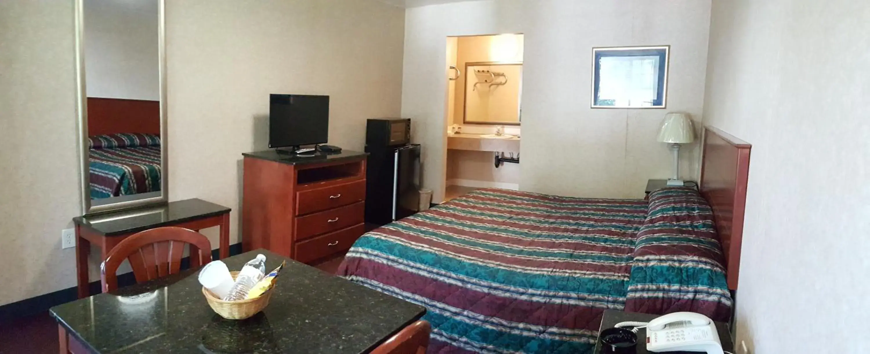 Photo of the whole room, Bed in Atrium Inn