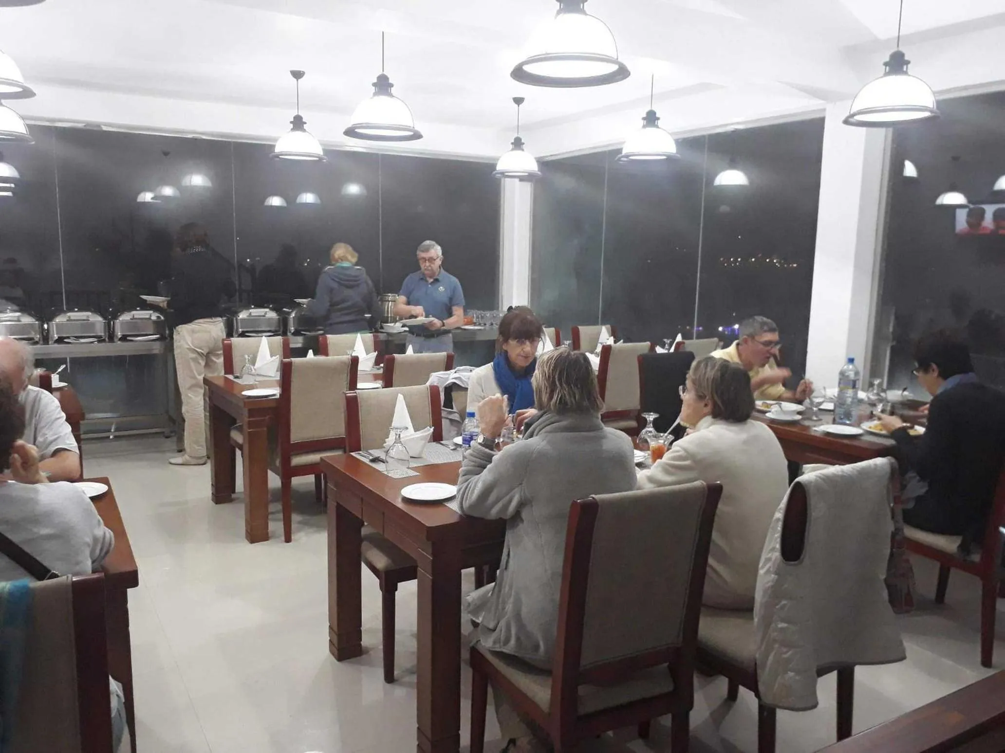 Restaurant/places to eat in Royal Lake Hotel