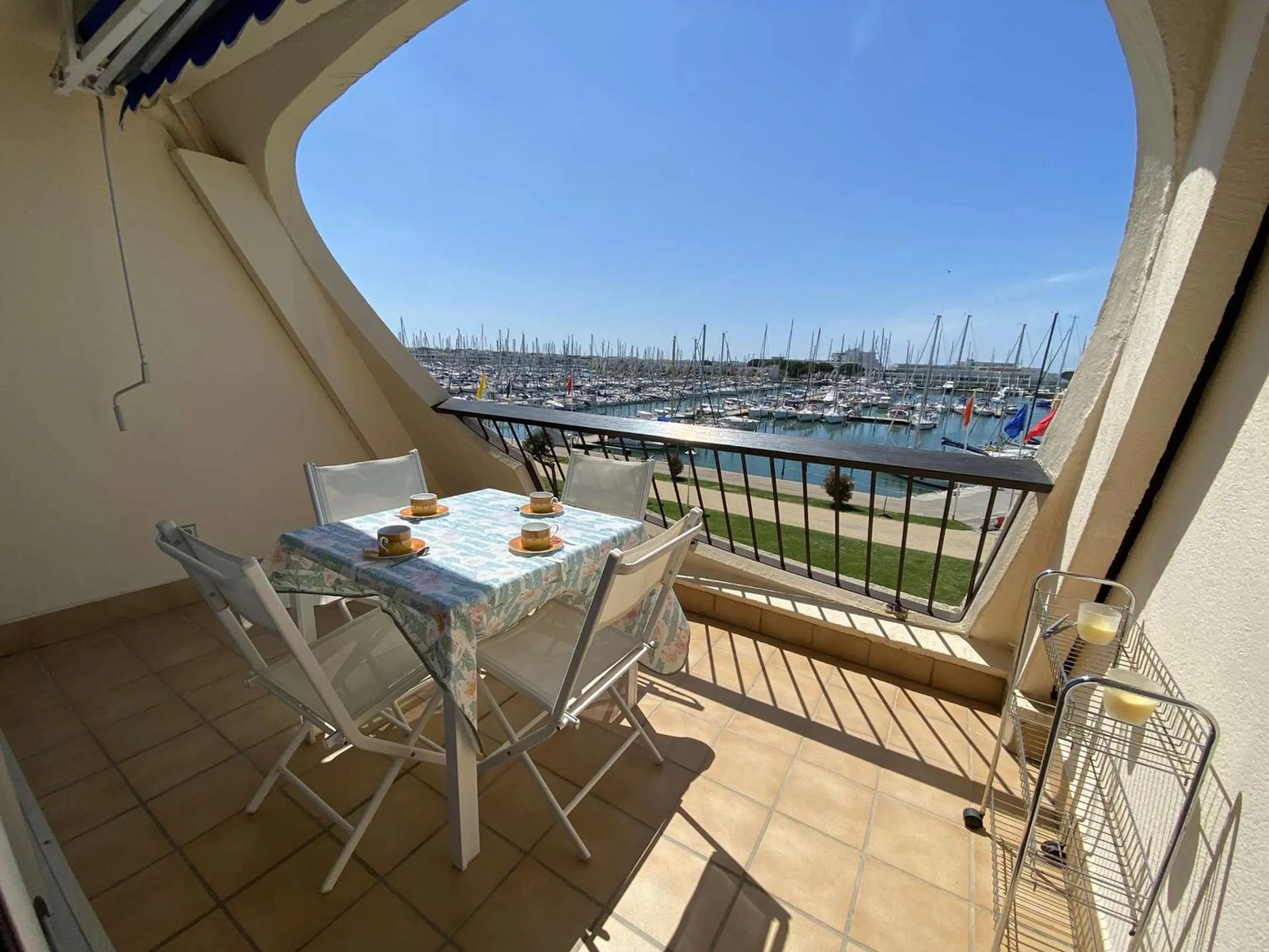 Appartement 2 pièces avec piscine et parking à Port Camargue - FR-1-250-113