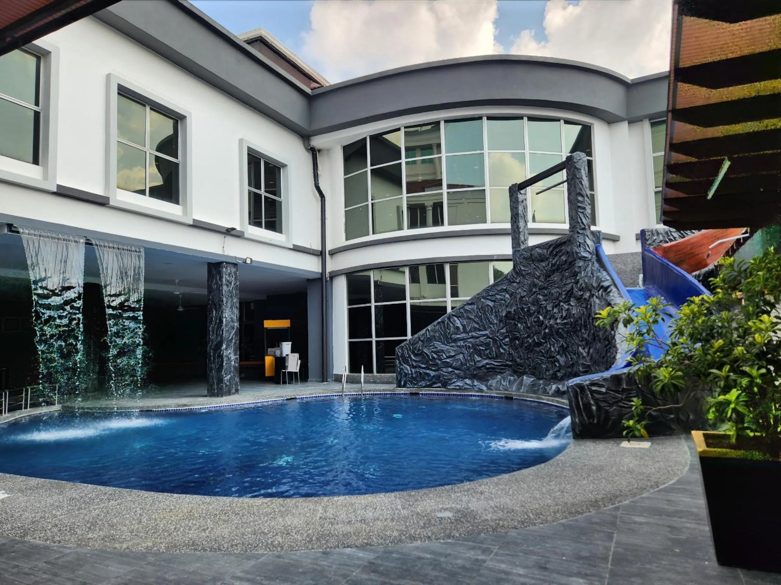 Swimming pool in De Palma Hotel Shah Alam