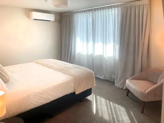 Bed in Navigate Seaside Hotel & Apartments