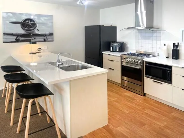 Navigate Seaside Hotel & Apartments