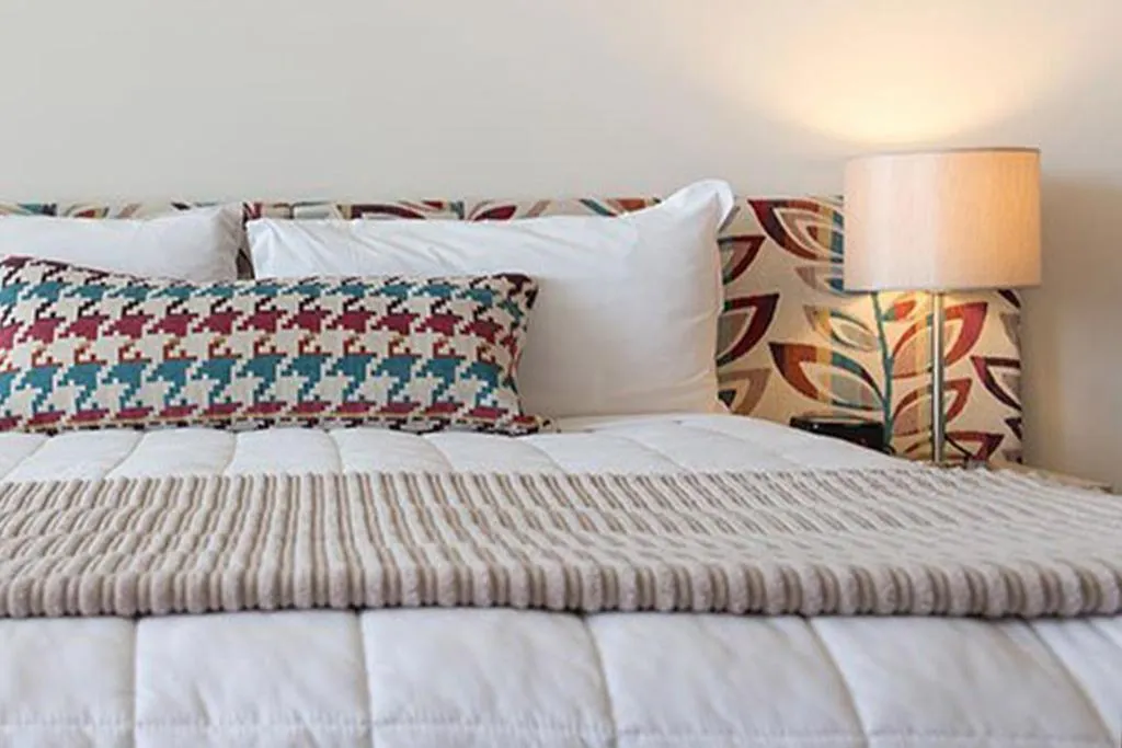 Bed in Navigate Seaside Hotel & Apartments