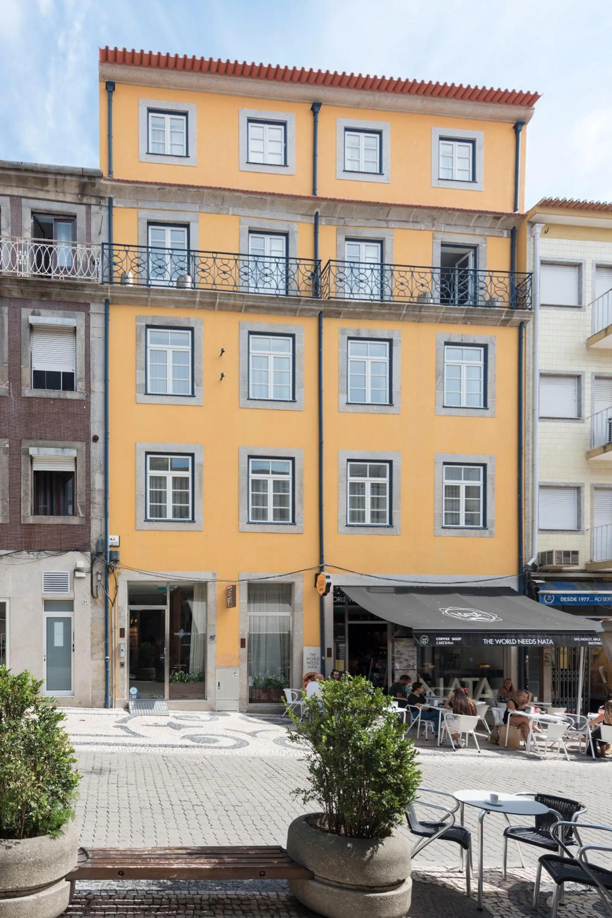 Facade/entrance in Bloom House by Sweet Porto